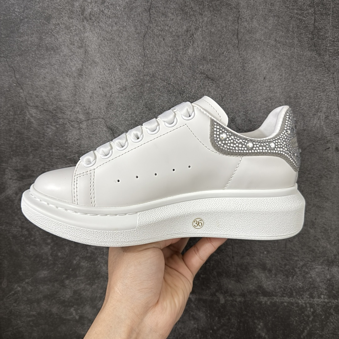 图片[2]-【HT纯原礼盒版】Alexander McQueen/亚历山大麦昆松糕鞋厚底增高小白鞋 灰钻 全市场配色最齐(100+配色) 性价比最高 同价位品质无敌 进口丝绸亚光原版正品 水染羊皮内里 羊皮垫脚 回弹度到位 耐磨又舒适 鞋底厚4.5cm 全套原版包装 配件齐全 官方一致 凹凸定制正品原盒包装 右脚鞋舌嵌入防伪芯片装置 外盒鞋标官方二维码扫码+防伪芯片 尺码：35-40-选品中心