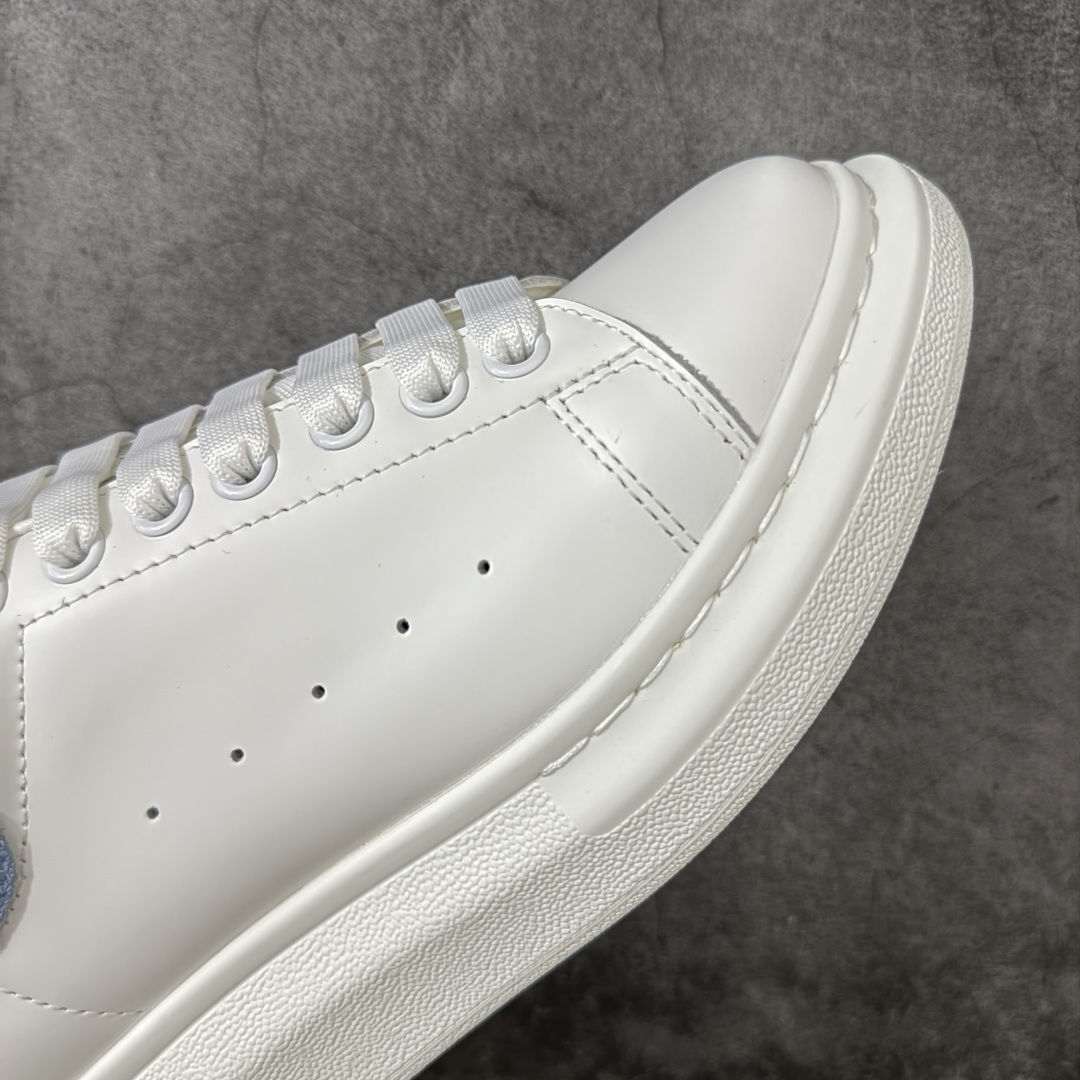 图片[6]-【HT纯原礼盒版】Alexander McQueen/亚历山大麦昆松糕鞋厚底增高小白鞋 蓝钻 全市场配色最齐(100+配色) 性价比最高 同价位品质无敌 进口丝绸亚光原版正品 水染羊皮内里 羊皮垫脚 回弹度到位 耐磨又舒适 鞋底厚4.5cm 全套原版包装 配件齐全 官方一致 凹凸定制正品原盒包装 右脚鞋舌嵌入防伪芯片装置 外盒鞋标官方二维码扫码+防伪芯片 尺码：35-40-选品中心