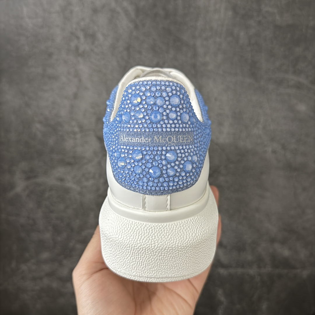 图片[4]-【HT纯原礼盒版】Alexander McQueen/亚历山大麦昆松糕鞋厚底增高小白鞋 蓝钻 全市场配色最齐(100+配色) 性价比最高 同价位品质无敌 进口丝绸亚光原版正品 水染羊皮内里 羊皮垫脚 回弹度到位 耐磨又舒适 鞋底厚4.5cm 全套原版包装 配件齐全 官方一致 凹凸定制正品原盒包装 右脚鞋舌嵌入防伪芯片装置 外盒鞋标官方二维码扫码+防伪芯片 尺码：35-40-选品中心