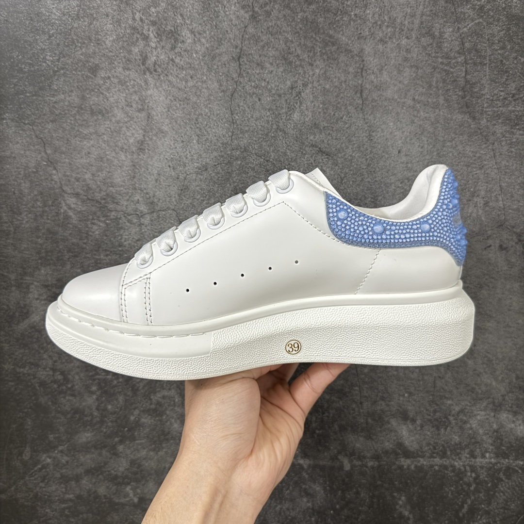 图片[2]-【HT纯原礼盒版】Alexander McQueen/亚历山大麦昆松糕鞋厚底增高小白鞋 蓝钻 全市场配色最齐(100+配色) 性价比最高 同价位品质无敌 进口丝绸亚光原版正品 水染羊皮内里 羊皮垫脚 回弹度到位 耐磨又舒适 鞋底厚4.5cm 全套原版包装 配件齐全 官方一致 凹凸定制正品原盒包装 右脚鞋舌嵌入防伪芯片装置 外盒鞋标官方二维码扫码+防伪芯片 尺码：35-40-选品中心