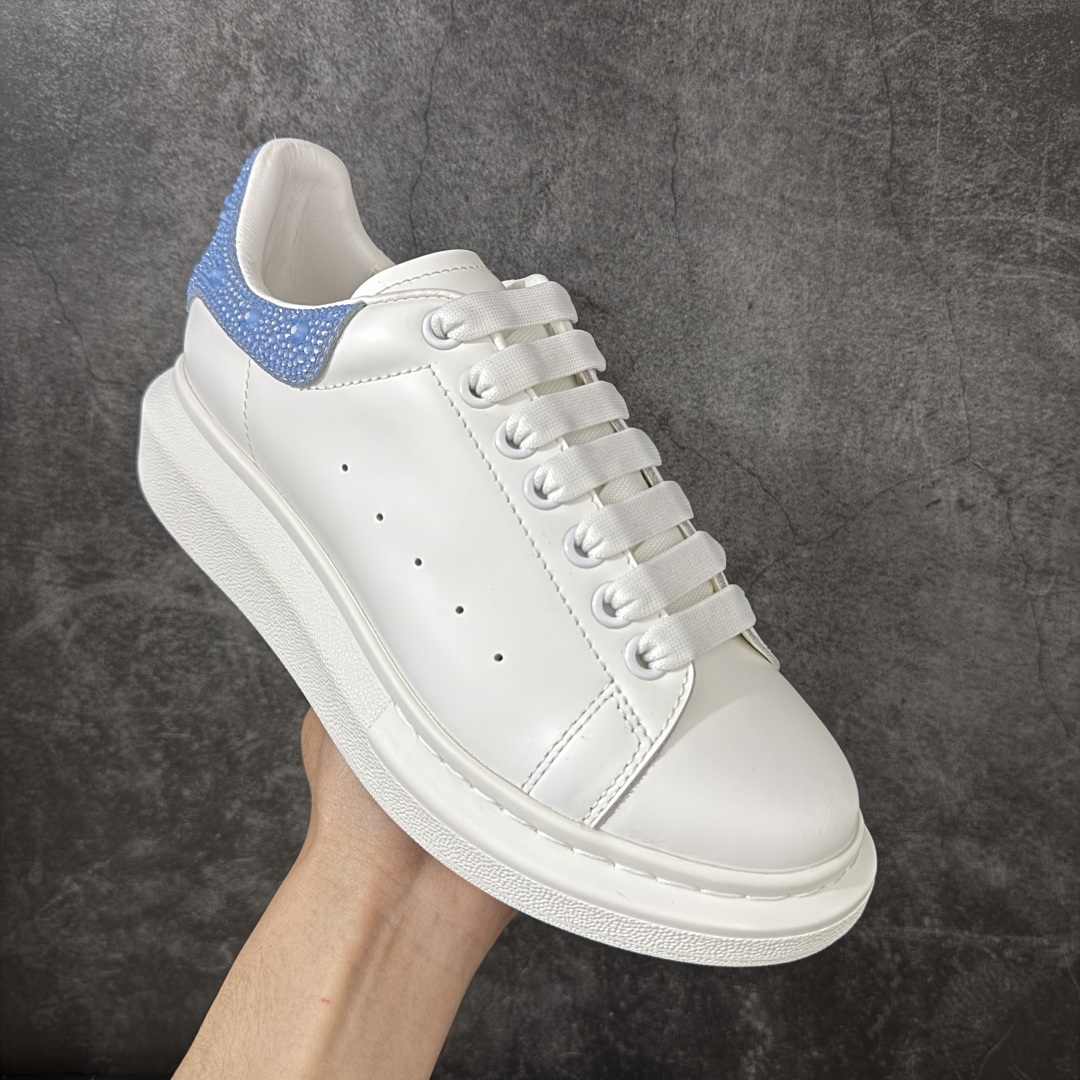 图片[3]-【HT纯原礼盒版】Alexander McQueen/亚历山大麦昆松糕鞋厚底增高小白鞋 蓝钻 全市场配色最齐(100+配色) 性价比最高 同价位品质无敌 进口丝绸亚光原版正品 水染羊皮内里 羊皮垫脚 回弹度到位 耐磨又舒适 鞋底厚4.5cm 全套原版包装 配件齐全 官方一致 凹凸定制正品原盒包装 右脚鞋舌嵌入防伪芯片装置 外盒鞋标官方二维码扫码+防伪芯片 尺码：35-40-选品中心
