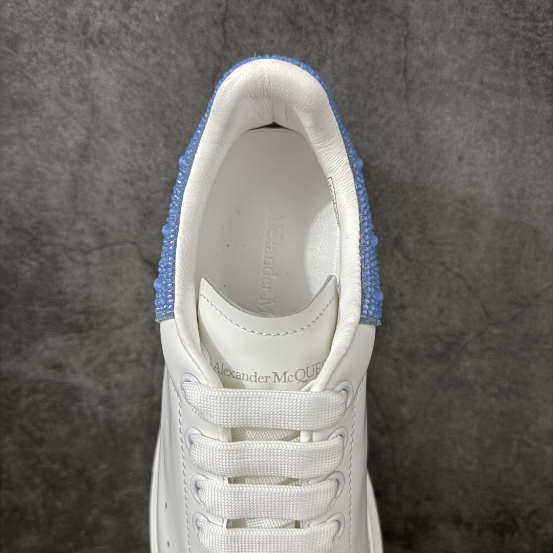 图片[8]-【HT纯原礼盒版】Alexander McQueen/亚历山大麦昆松糕鞋厚底增高小白鞋 蓝钻 全市场配色最齐(100+配色) 性价比最高 同价位品质无敌 进口丝绸亚光原版正品 水染羊皮内里 羊皮垫脚 回弹度到位 耐磨又舒适 鞋底厚4.5cm 全套原版包装 配件齐全 官方一致 凹凸定制正品原盒包装 右脚鞋舌嵌入防伪芯片装置 外盒鞋标官方二维码扫码+防伪芯片 尺码：35-40-选品中心