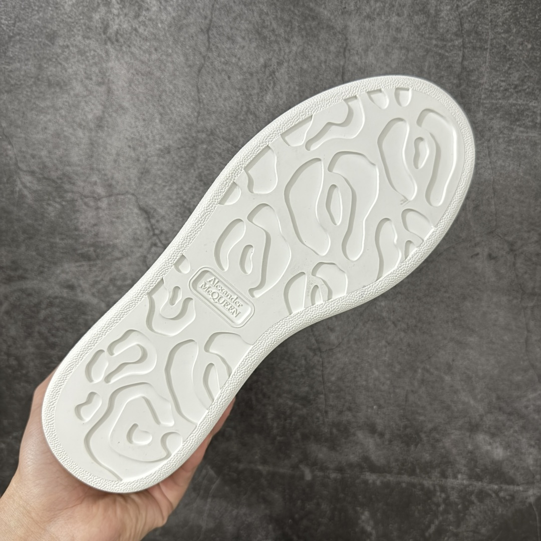 图片[9]-【HT纯原礼盒版】Alexander McQueen/亚历山大麦昆松糕鞋厚底增高小白鞋 蓝钻 全市场配色最齐(100+配色) 性价比最高 同价位品质无敌 进口丝绸亚光原版正品 水染羊皮内里 羊皮垫脚 回弹度到位 耐磨又舒适 鞋底厚4.5cm 全套原版包装 配件齐全 官方一致 凹凸定制正品原盒包装 右脚鞋舌嵌入防伪芯片装置 外盒鞋标官方二维码扫码+防伪芯片 尺码：35-40-选品中心