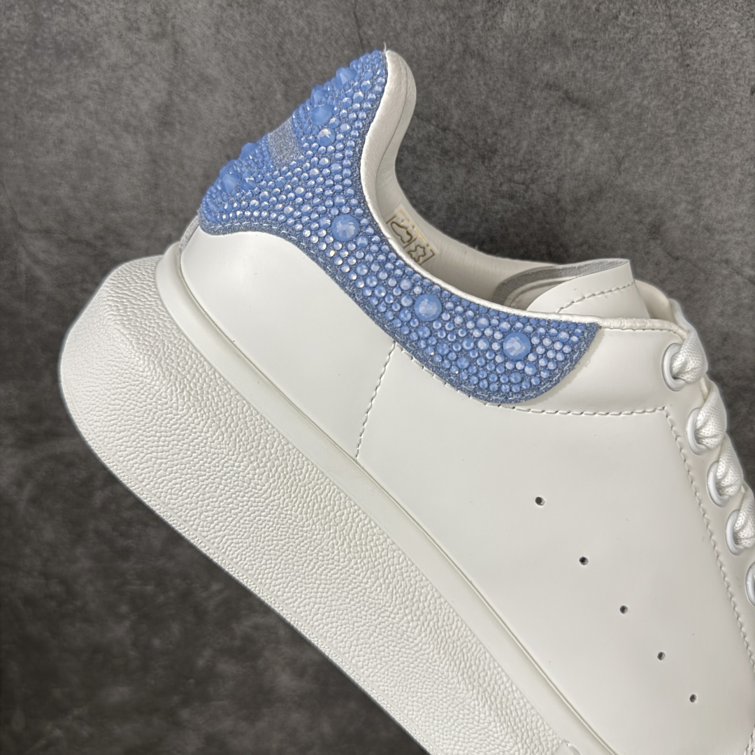 图片[7]-【HT纯原礼盒版】Alexander McQueen/亚历山大麦昆松糕鞋厚底增高小白鞋 蓝钻 全市场配色最齐(100+配色) 性价比最高 同价位品质无敌 进口丝绸亚光原版正品 水染羊皮内里 羊皮垫脚 回弹度到位 耐磨又舒适 鞋底厚4.5cm 全套原版包装 配件齐全 官方一致 凹凸定制正品原盒包装 右脚鞋舌嵌入防伪芯片装置 外盒鞋标官方二维码扫码+防伪芯片 尺码：35-40-选品中心