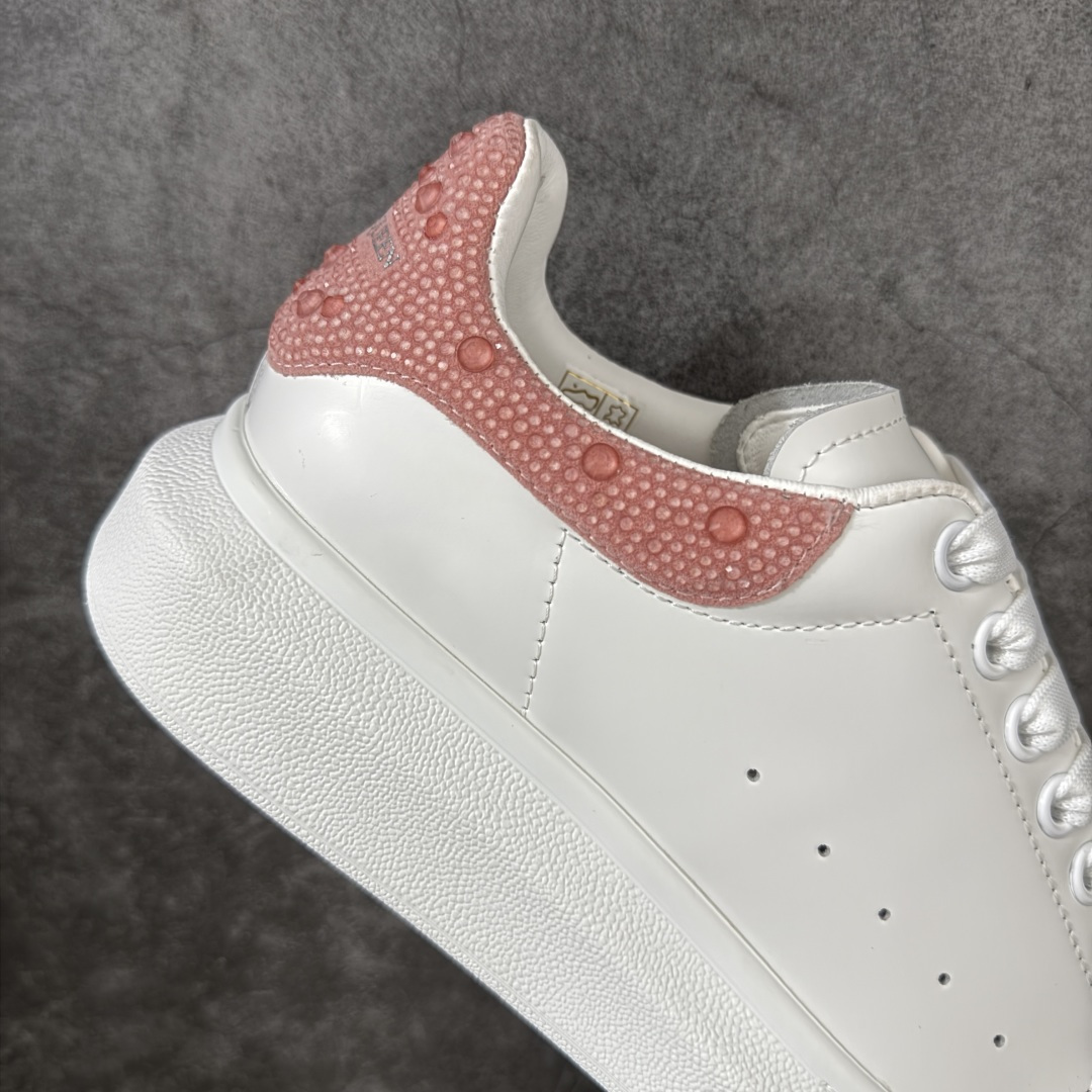 图片[7]-【HT纯原礼盒版】Alexander McQueen/亚历山大麦昆松糕鞋厚底增高小白鞋 粉钻 全市场配色最齐(100+配色) 性价比最高 同价位品质无敌 进口丝绸亚光原版正品 水染羊皮内里 羊皮垫脚 回弹度到位 耐磨又舒适 鞋底厚4.5cm 全套原版包装 配件齐全 官方一致 凹凸定制正品原盒包装 右脚鞋舌嵌入防伪芯片装置 外盒鞋标官方二维码扫码+防伪芯片 尺码：35-40-选品中心