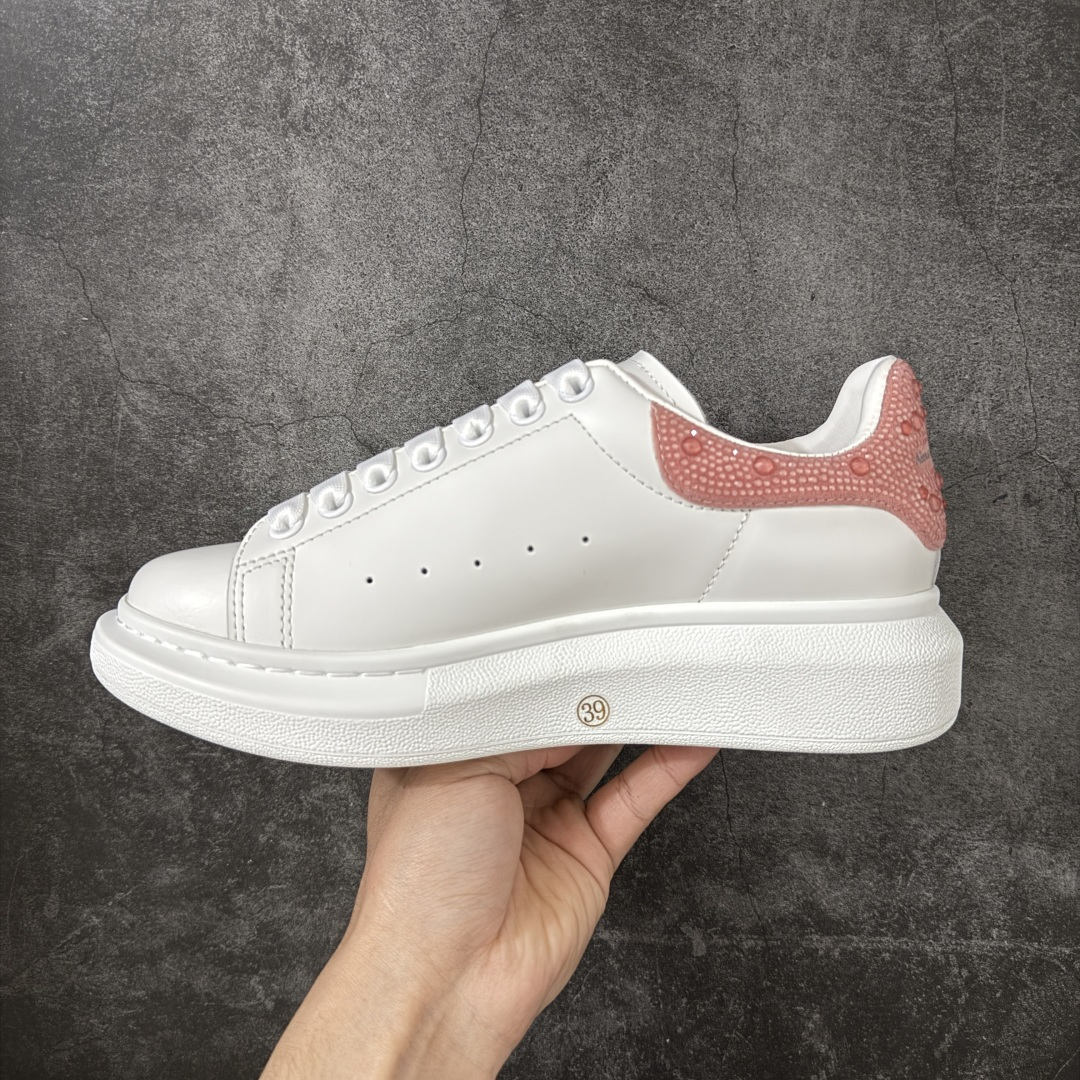 图片[2]-【HT纯原礼盒版】Alexander McQueen/亚历山大麦昆松糕鞋厚底增高小白鞋 粉钻 全市场配色最齐(100+配色) 性价比最高 同价位品质无敌 进口丝绸亚光原版正品 水染羊皮内里 羊皮垫脚 回弹度到位 耐磨又舒适 鞋底厚4.5cm 全套原版包装 配件齐全 官方一致 凹凸定制正品原盒包装 右脚鞋舌嵌入防伪芯片装置 外盒鞋标官方二维码扫码+防伪芯片 尺码：35-40-选品中心