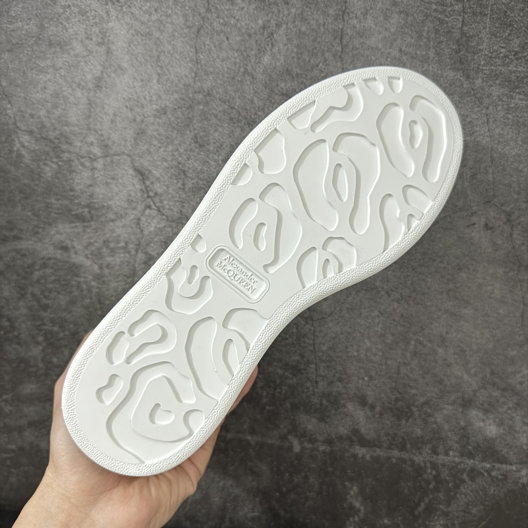 图片[9]-【HT纯原礼盒版】Alexander McQueen/亚历山大麦昆松糕鞋厚底增高小白鞋 粉钻 全市场配色最齐(100+配色) 性价比最高 同价位品质无敌 进口丝绸亚光原版正品 水染羊皮内里 羊皮垫脚 回弹度到位 耐磨又舒适 鞋底厚4.5cm 全套原版包装 配件齐全 官方一致 凹凸定制正品原盒包装 右脚鞋舌嵌入防伪芯片装置 外盒鞋标官方二维码扫码+防伪芯片 尺码：35-40-选品中心