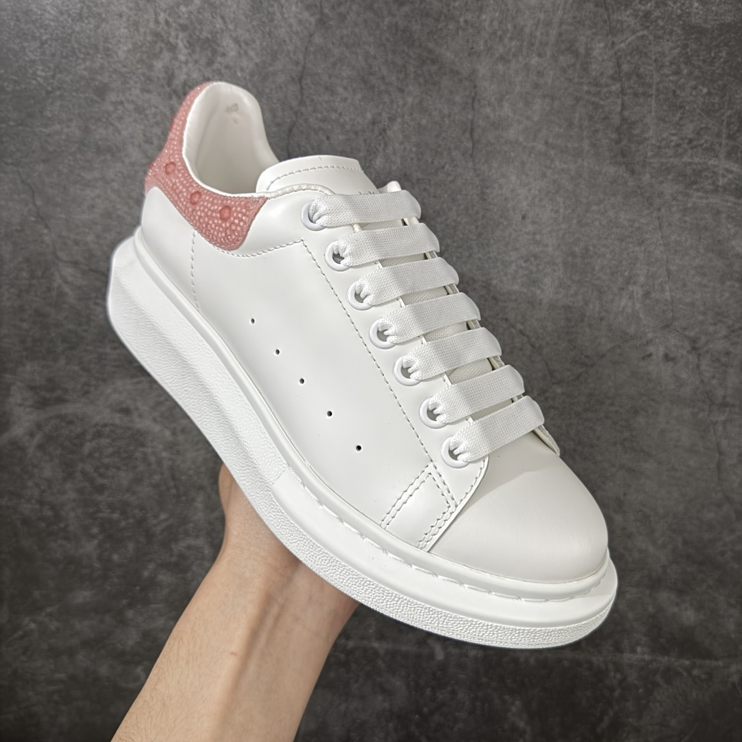 图片[3]-【HT纯原礼盒版】Alexander McQueen/亚历山大麦昆松糕鞋厚底增高小白鞋 粉钻 全市场配色最齐(100+配色) 性价比最高 同价位品质无敌 进口丝绸亚光原版正品 水染羊皮内里 羊皮垫脚 回弹度到位 耐磨又舒适 鞋底厚4.5cm 全套原版包装 配件齐全 官方一致 凹凸定制正品原盒包装 右脚鞋舌嵌入防伪芯片装置 外盒鞋标官方二维码扫码+防伪芯片 尺码：35-40-选品中心