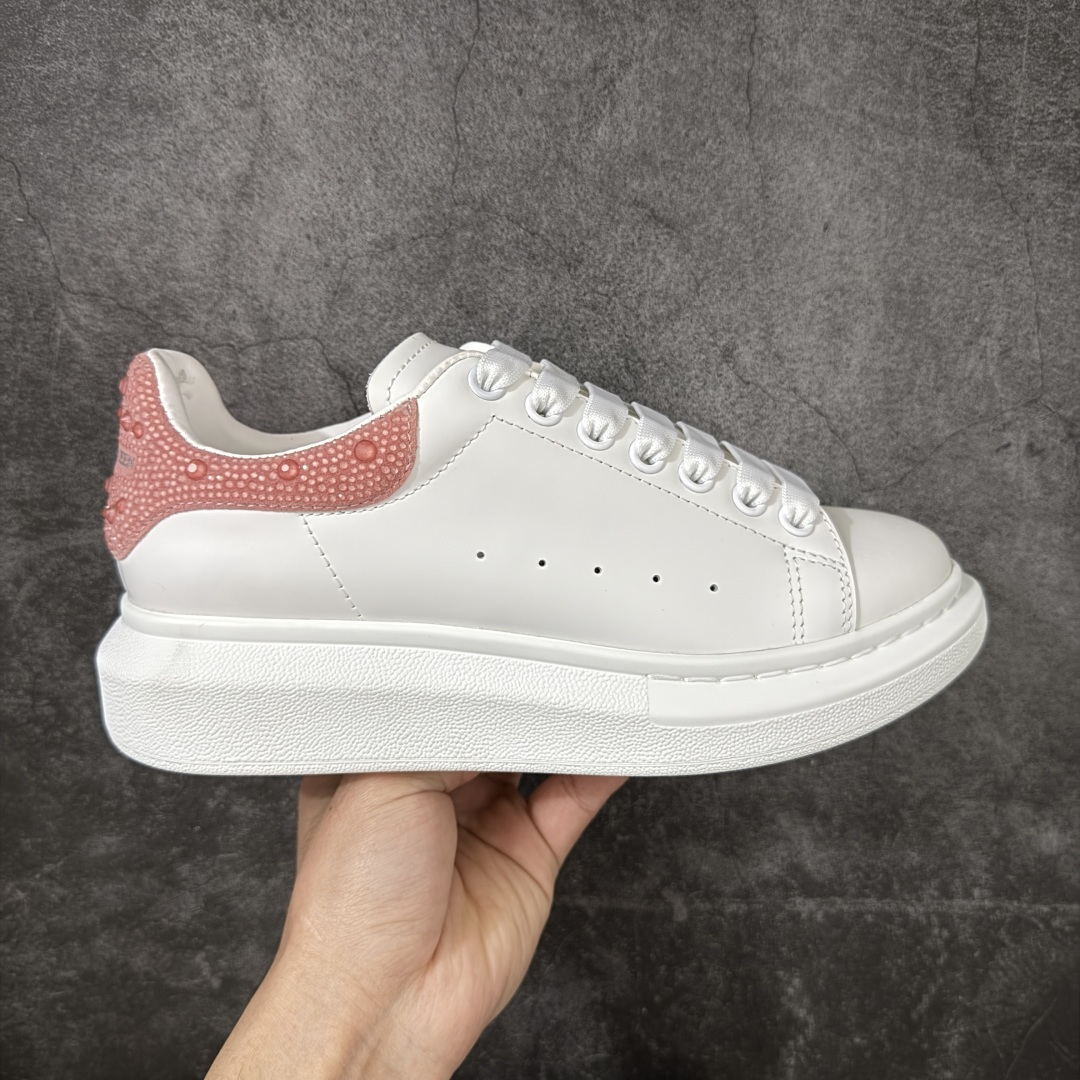 【HT纯原礼盒版】Alexander McQueen/亚历山大麦昆松糕鞋厚底增高小白鞋 粉钻 全市场配色最齐(100+配色) 性价比最高 同价位品质无敌 进口丝绸亚光原版正品 水染羊皮内里 羊皮垫脚 回弹度到位 耐磨又舒适 鞋底厚4.5cm 全套原版包装 配件齐全 官方一致 凹凸定制正品原盒包装 右脚鞋舌嵌入防伪芯片装置 外盒鞋标官方二维码扫码+防伪芯片 尺码：35-40-选品中心