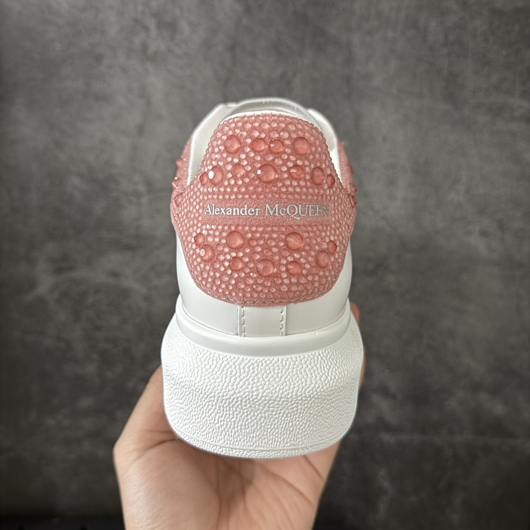 图片[4]-【HT纯原礼盒版】Alexander McQueen/亚历山大麦昆松糕鞋厚底增高小白鞋 粉钻 全市场配色最齐(100+配色) 性价比最高 同价位品质无敌 进口丝绸亚光原版正品 水染羊皮内里 羊皮垫脚 回弹度到位 耐磨又舒适 鞋底厚4.5cm 全套原版包装 配件齐全 官方一致 凹凸定制正品原盒包装 右脚鞋舌嵌入防伪芯片装置 外盒鞋标官方二维码扫码+防伪芯片 尺码：35-40-选品中心