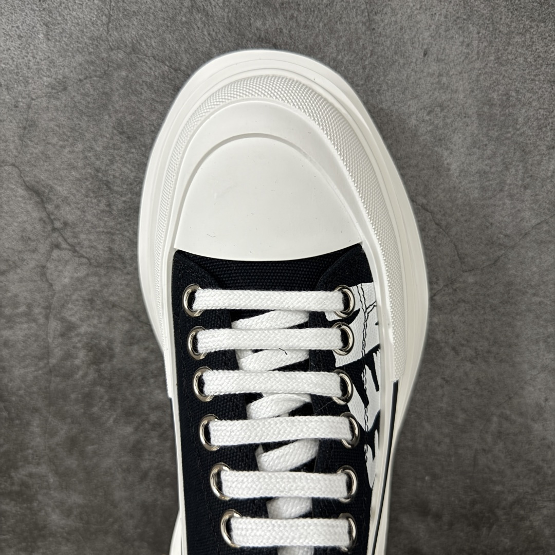 图片[5]-【HT纯原礼盒版】Alexander McQueen/亚历山大麦昆松糕鞋厚底增高小白鞋 帆布鞋 麦昆二代黑白色 全市场配色最齐(100+配色) 性价比最高 同价位品质无敌 进口丝绸亚光原版正品 水染羊皮内里 羊皮垫脚 回弹度到位 耐磨又舒适 鞋底厚4.5cm 全套原版包装 配件齐全 官方一致 凹凸定制正品原盒包装 右脚鞋舌嵌入防伪芯片装置 外盒鞋标官方二维码扫码+防伪芯片 尺码：35-45-选品中心