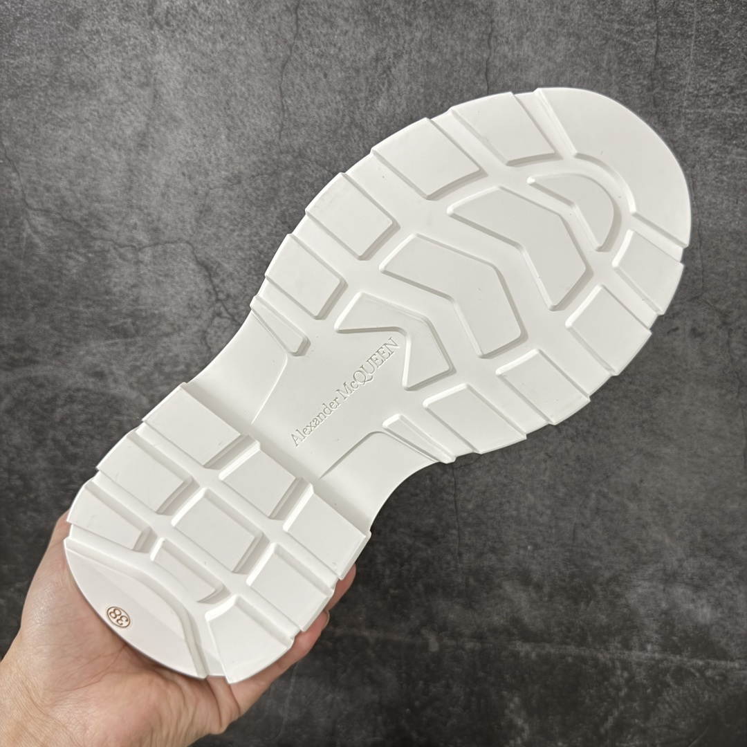 图片[9]-【HT纯原礼盒版】Alexander McQueen/亚历山大麦昆松糕鞋厚底增高小白鞋 帆布鞋 麦昆二代黑白色 全市场配色最齐(100+配色) 性价比最高 同价位品质无敌 进口丝绸亚光原版正品 水染羊皮内里 羊皮垫脚 回弹度到位 耐磨又舒适 鞋底厚4.5cm 全套原版包装 配件齐全 官方一致 凹凸定制正品原盒包装 右脚鞋舌嵌入防伪芯片装置 外盒鞋标官方二维码扫码+防伪芯片 尺码：35-45-选品中心