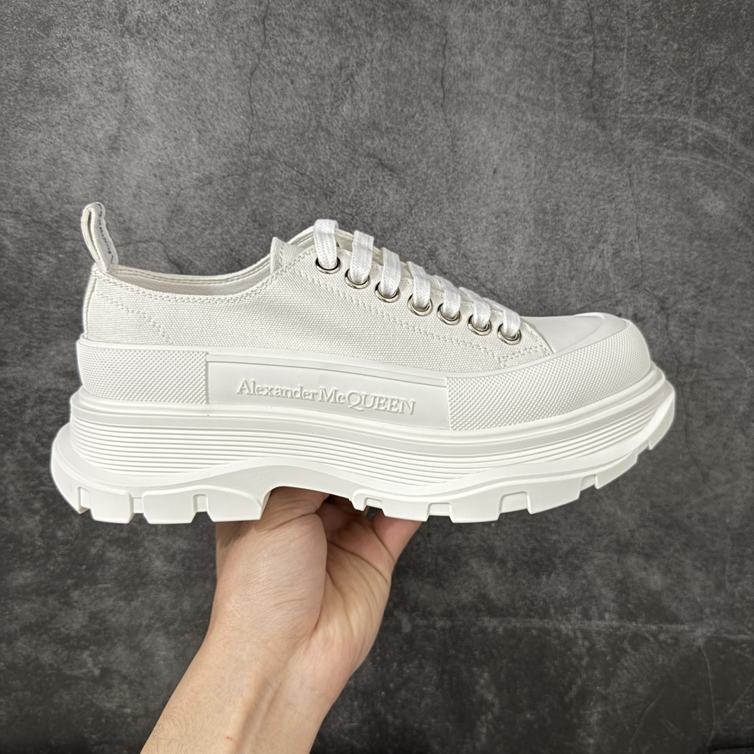 【HT纯原礼盒版】Alexander McQueen/亚历山大麦昆松糕鞋厚底增高小白鞋 帆布鞋 麦昆二代纯白色 全市场配色最齐(100+配色) 性价比最高 同价位品质无敌 进口丝绸亚光原版正品 水染羊皮内里 羊皮垫脚 回弹度到位 耐磨又舒适 鞋底厚4.5cm 全套原版包装 配件齐全 官方一致 凹凸定制正品原盒包装 右脚鞋舌嵌入防伪芯片装置 外盒鞋标官方二维码扫码+防伪芯片 尺码：35-45-选品中心