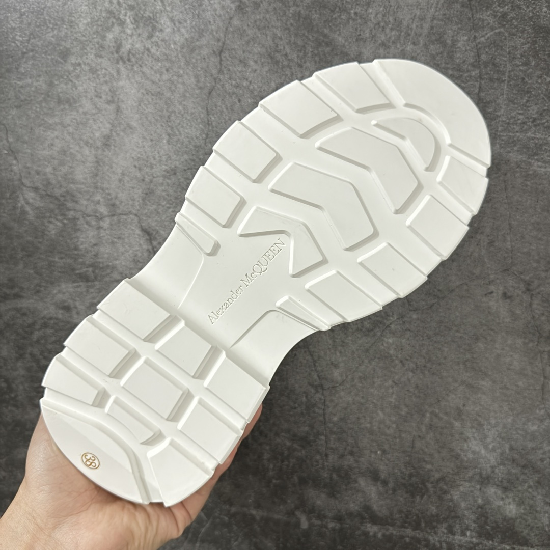 图片[9]-【HT纯原礼盒版】Alexander McQueen/亚历山大麦昆松糕鞋厚底增高小白鞋 帆布鞋 麦昆二代纯白色 全市场配色最齐(100+配色) 性价比最高 同价位品质无敌 进口丝绸亚光原版正品 水染羊皮内里 羊皮垫脚 回弹度到位 耐磨又舒适 鞋底厚4.5cm 全套原版包装 配件齐全 官方一致 凹凸定制正品原盒包装 右脚鞋舌嵌入防伪芯片装置 外盒鞋标官方二维码扫码+防伪芯片 尺码：35-45-选品中心
