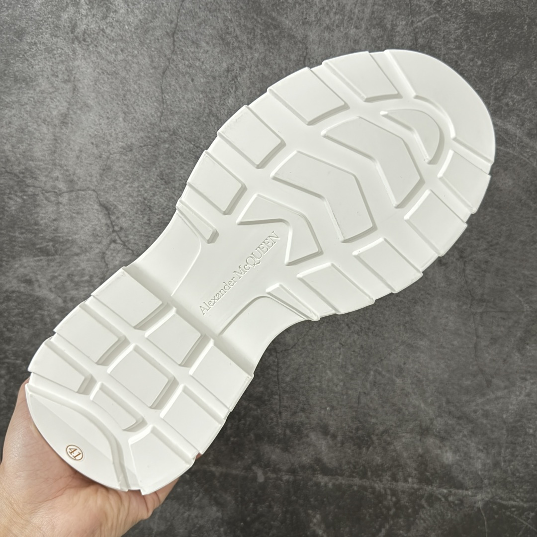 图片[9]-【HT纯原礼盒版】Alexander McQueen/亚历山大麦昆松糕鞋厚底增高小白鞋 帆布鞋 麦昆二代白黑色 全市场配色最齐(100+配色) 性价比最高 同价位品质无敌 进口丝绸亚光原版正品 水染羊皮内里 羊皮垫脚 回弹度到位 耐磨又舒适 鞋底厚4.5cm 全套原版包装 配件齐全 官方一致 凹凸定制正品原盒包装 右脚鞋舌嵌入防伪芯片装置 外盒鞋标官方二维码扫码+防伪芯片 尺码：35-45-选品中心