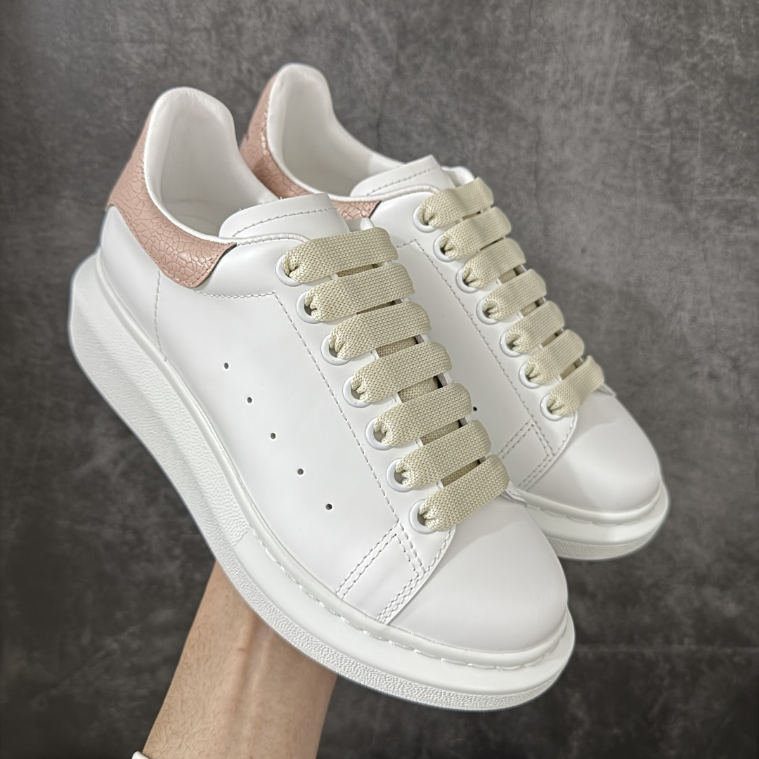 图片[13]-【HT纯原礼盒版】Alexander McQueen/亚历山大麦昆松糕鞋厚底增高小白鞋 香芋紫 全市场配色最齐(100+配色) 性价比最高 同价位品质无敌 进口丝绸亚光原版正品 水染羊皮内里 羊皮垫脚 回弹度到位 耐磨又舒适 鞋底厚4.5cm 全套原版包装 配件齐全 官方一致 凹凸定制正品原盒包装 右脚鞋舌嵌入防伪芯片装置 外盒鞋标官方二维码扫码+防伪芯片 尺码：35-45-选品中心