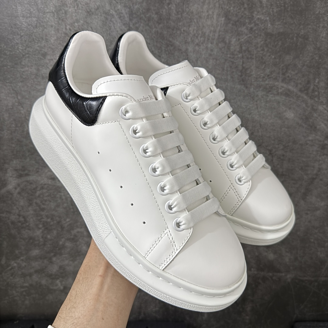 图片[10]-【HT纯原礼盒版】Alexander McQueen/亚历山大麦昆松糕鞋厚底增高小白鞋 香芋紫 全市场配色最齐(100+配色) 性价比最高 同价位品质无敌 进口丝绸亚光原版正品 水染羊皮内里 羊皮垫脚 回弹度到位 耐磨又舒适 鞋底厚4.5cm 全套原版包装 配件齐全 官方一致 凹凸定制正品原盒包装 右脚鞋舌嵌入防伪芯片装置 外盒鞋标官方二维码扫码+防伪芯片 尺码：35-45-选品中心