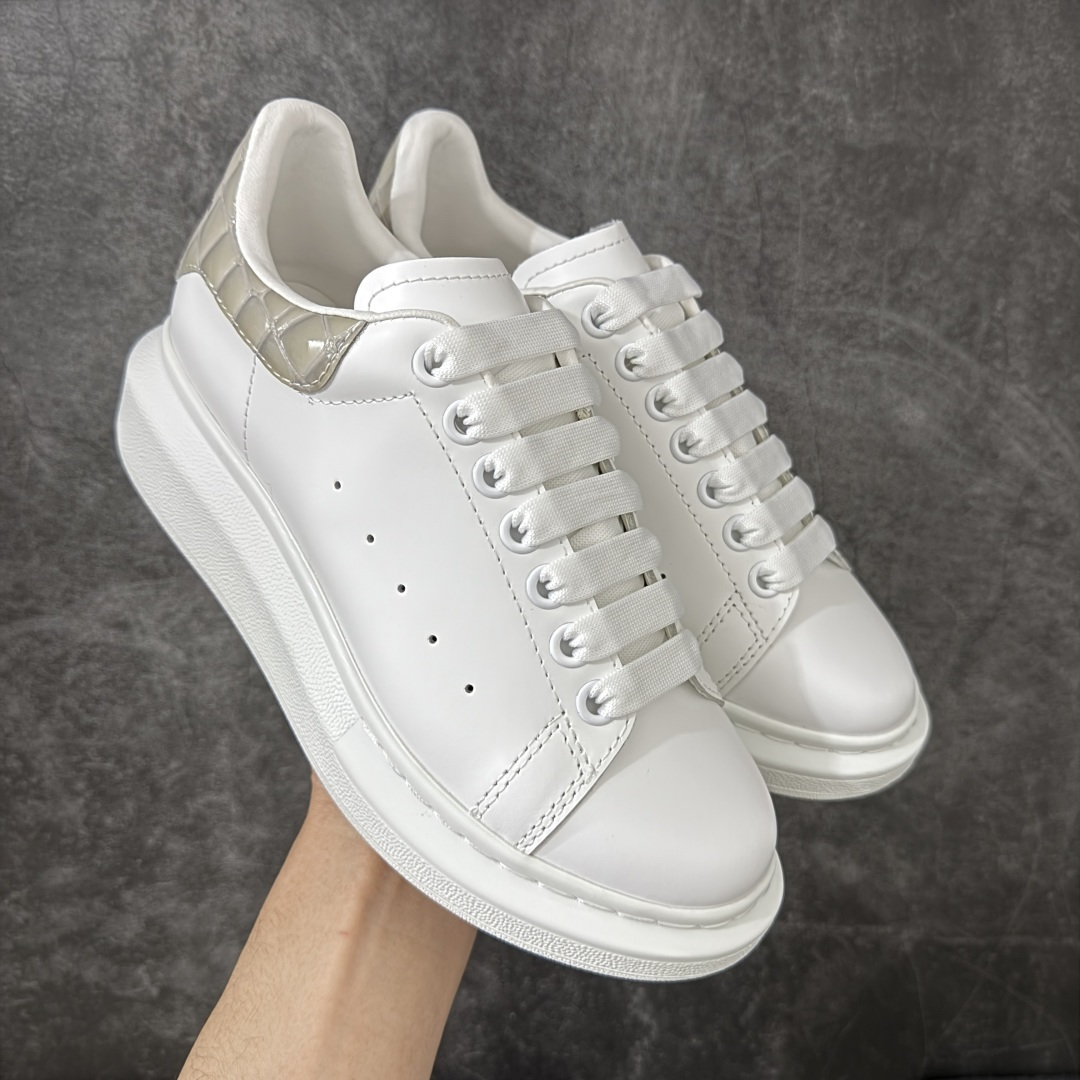 图片[5]-【HT纯原礼盒版】Alexander McQueen/亚历山大麦昆松糕鞋厚底增高小白鞋 香芋紫 全市场配色最齐(100+配色) 性价比最高 同价位品质无敌 进口丝绸亚光原版正品 水染羊皮内里 羊皮垫脚 回弹度到位 耐磨又舒适 鞋底厚4.5cm 全套原版包装 配件齐全 官方一致 凹凸定制正品原盒包装 右脚鞋舌嵌入防伪芯片装置 外盒鞋标官方二维码扫码+防伪芯片 尺码：35-45-选品中心