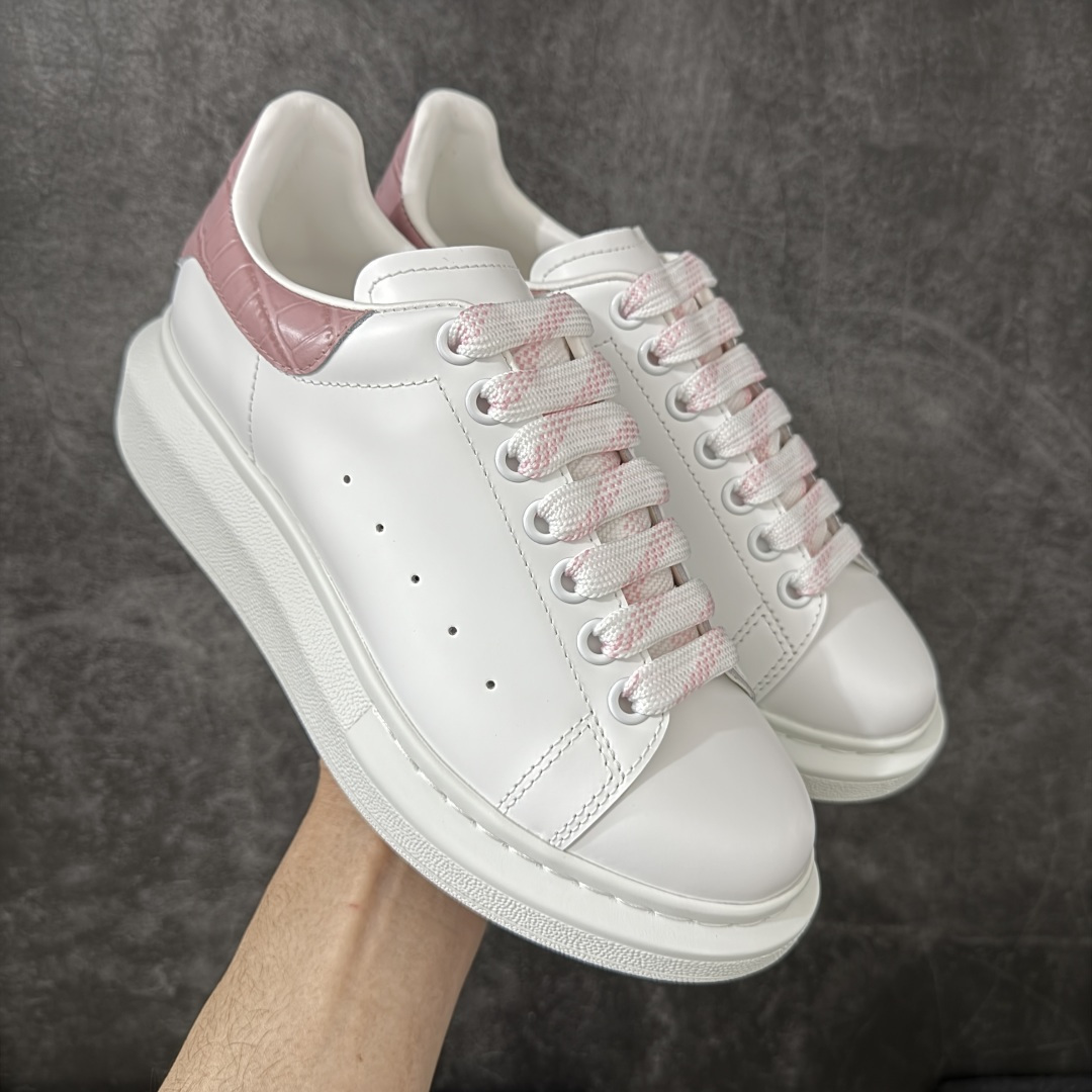 【HT纯原礼盒版】Alexander McQueen/亚历山大麦昆松糕鞋厚底增高小白鞋 香芋紫 全市场配色最齐(100+配色) 性价比最高 同价位品质无敌 进口丝绸亚光原版正品 水染羊皮内里 羊皮垫脚 回弹度到位 耐磨又舒适 鞋底厚4.5cm 全套原版包装 配件齐全 官方一致 凹凸定制正品原盒包装 右脚鞋舌嵌入防伪芯片装置 外盒鞋标官方二维码扫码+防伪芯片 尺码：35-45-选品中心