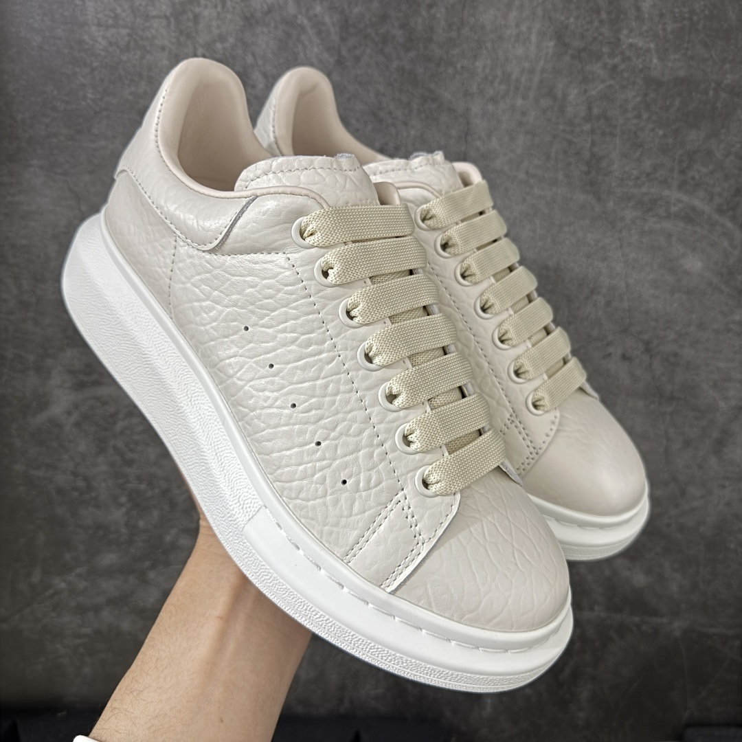 图片[15]-【HT纯原礼盒版】Alexander McQueen/亚历山大麦昆松糕鞋厚底增高小白鞋 香芋紫 全市场配色最齐(100+配色) 性价比最高 同价位品质无敌 进口丝绸亚光原版正品 水染羊皮内里 羊皮垫脚 回弹度到位 耐磨又舒适 鞋底厚4.5cm 全套原版包装 配件齐全 官方一致 凹凸定制正品原盒包装 右脚鞋舌嵌入防伪芯片装置 外盒鞋标官方二维码扫码+防伪芯片 尺码：35-45-选品中心