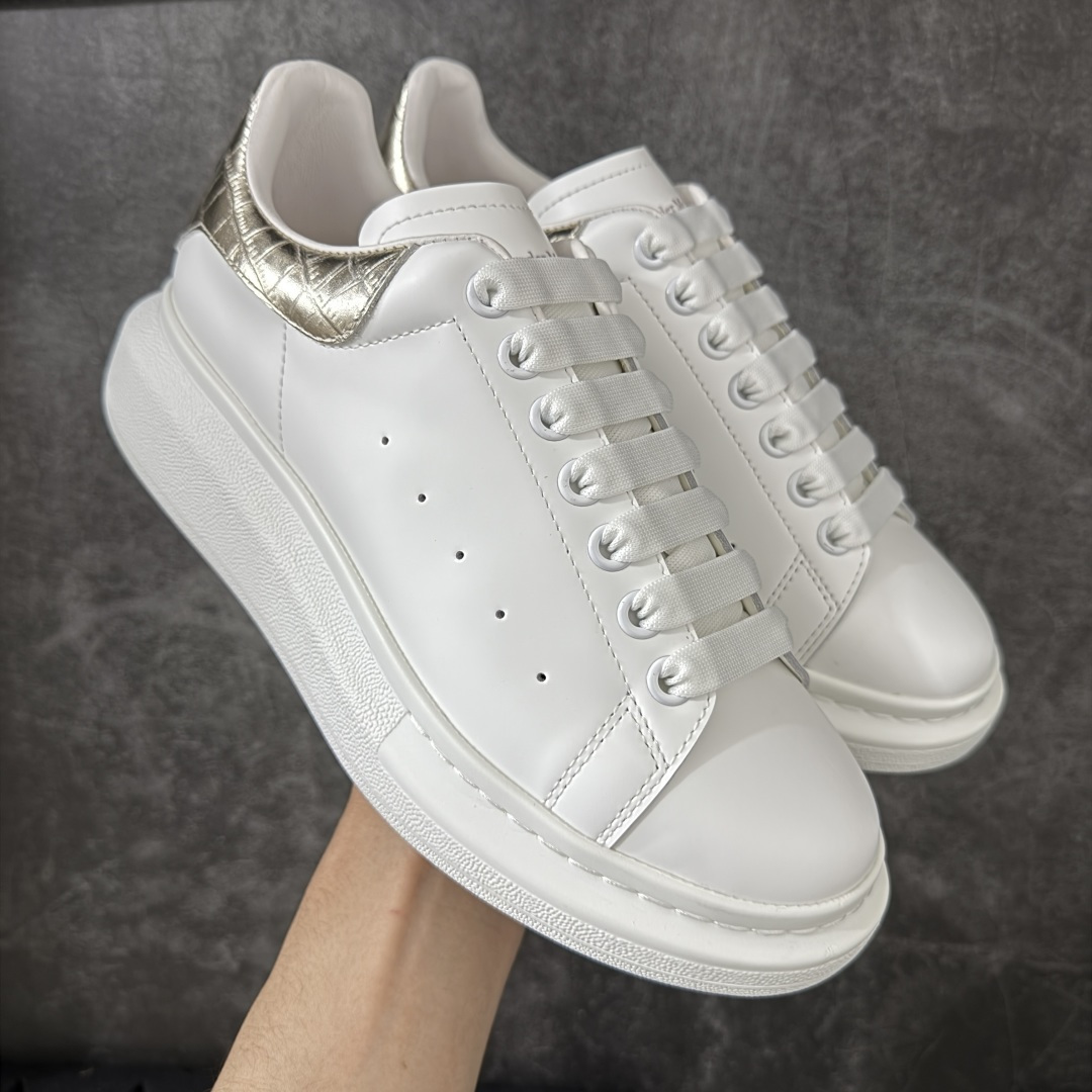 图片[4]-【HT纯原礼盒版】Alexander McQueen/亚历山大麦昆松糕鞋厚底增高小白鞋 香芋紫 全市场配色最齐(100+配色) 性价比最高 同价位品质无敌 进口丝绸亚光原版正品 水染羊皮内里 羊皮垫脚 回弹度到位 耐磨又舒适 鞋底厚4.5cm 全套原版包装 配件齐全 官方一致 凹凸定制正品原盒包装 右脚鞋舌嵌入防伪芯片装置 外盒鞋标官方二维码扫码+防伪芯片 尺码：35-45-选品中心