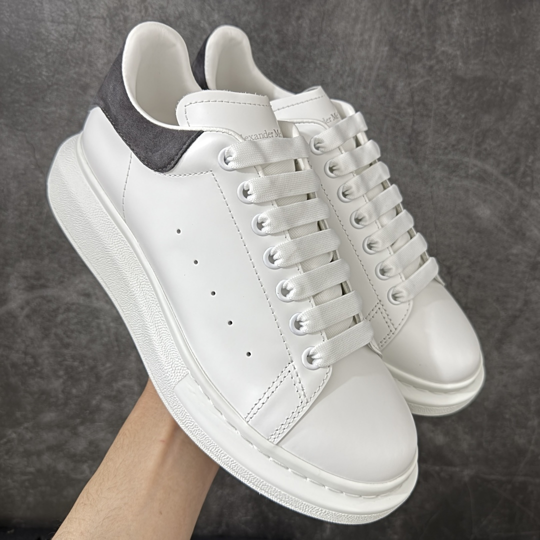 图片[8]-【HT纯原礼盒版】Alexander McQueen/亚历山大麦昆松糕鞋厚底增高小白鞋 香芋紫 全市场配色最齐(100+配色) 性价比最高 同价位品质无敌 进口丝绸亚光原版正品 水染羊皮内里 羊皮垫脚 回弹度到位 耐磨又舒适 鞋底厚4.5cm 全套原版包装 配件齐全 官方一致 凹凸定制正品原盒包装 右脚鞋舌嵌入防伪芯片装置 外盒鞋标官方二维码扫码+防伪芯片 尺码：35-45-选品中心