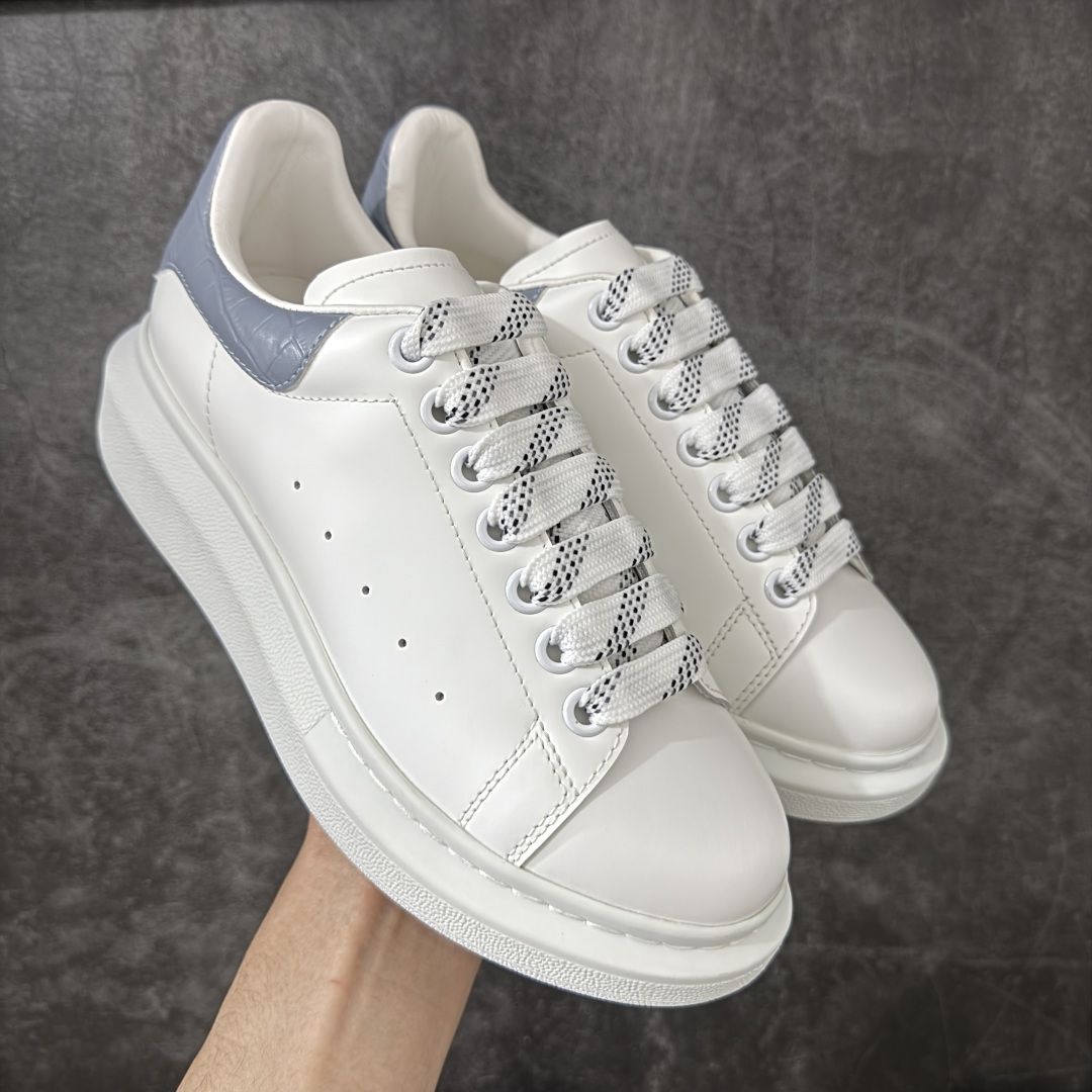 图片[3]-【HT纯原礼盒版】Alexander McQueen/亚历山大麦昆松糕鞋厚底增高小白鞋 香芋紫 全市场配色最齐(100+配色) 性价比最高 同价位品质无敌 进口丝绸亚光原版正品 水染羊皮内里 羊皮垫脚 回弹度到位 耐磨又舒适 鞋底厚4.5cm 全套原版包装 配件齐全 官方一致 凹凸定制正品原盒包装 右脚鞋舌嵌入防伪芯片装置 外盒鞋标官方二维码扫码+防伪芯片 尺码：35-45-选品中心