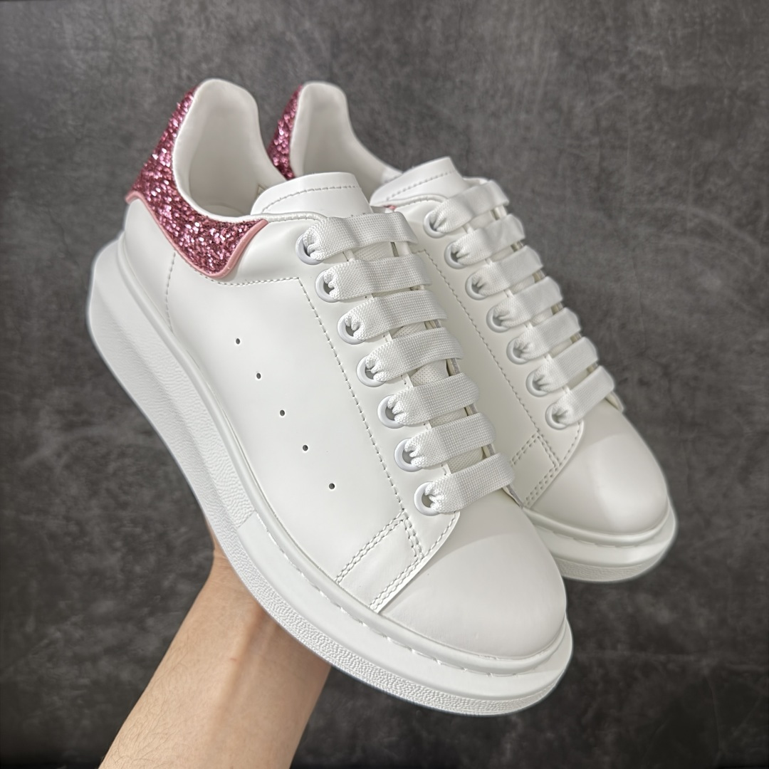 图片[2]-【HT纯原礼盒版】Alexander McQueen/亚历山大麦昆松糕鞋厚底增高小白鞋 香芋紫 全市场配色最齐(100+配色) 性价比最高 同价位品质无敌 进口丝绸亚光原版正品 水染羊皮内里 羊皮垫脚 回弹度到位 耐磨又舒适 鞋底厚4.5cm 全套原版包装 配件齐全 官方一致 凹凸定制正品原盒包装 右脚鞋舌嵌入防伪芯片装置 外盒鞋标官方二维码扫码+防伪芯片 尺码：35-45-选品中心