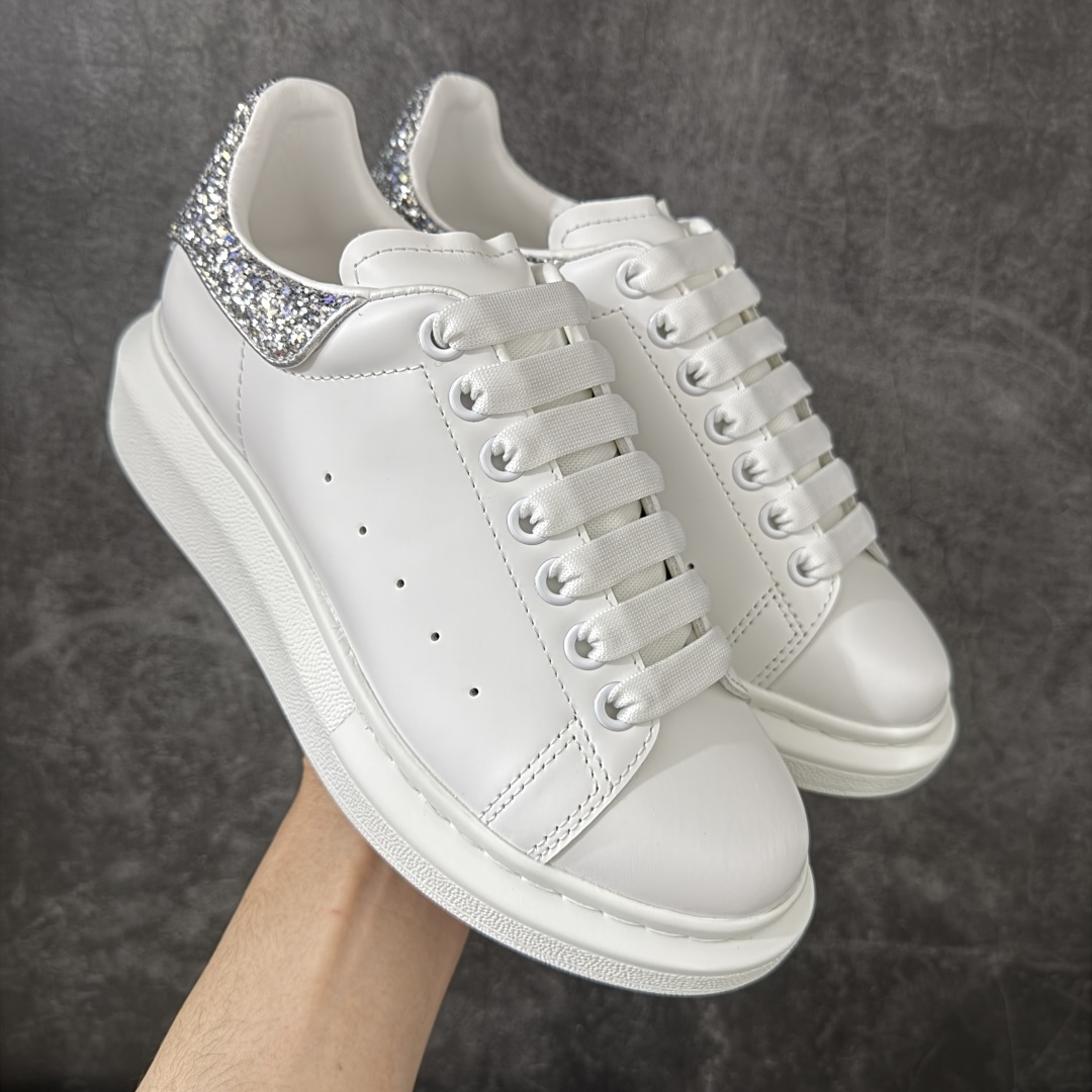 图片[6]-【HT纯原礼盒版】Alexander McQueen/亚历山大麦昆松糕鞋厚底增高小白鞋 香芋紫 全市场配色最齐(100+配色) 性价比最高 同价位品质无敌 进口丝绸亚光原版正品 水染羊皮内里 羊皮垫脚 回弹度到位 耐磨又舒适 鞋底厚4.5cm 全套原版包装 配件齐全 官方一致 凹凸定制正品原盒包装 右脚鞋舌嵌入防伪芯片装置 外盒鞋标官方二维码扫码+防伪芯片 尺码：35-45-选品中心