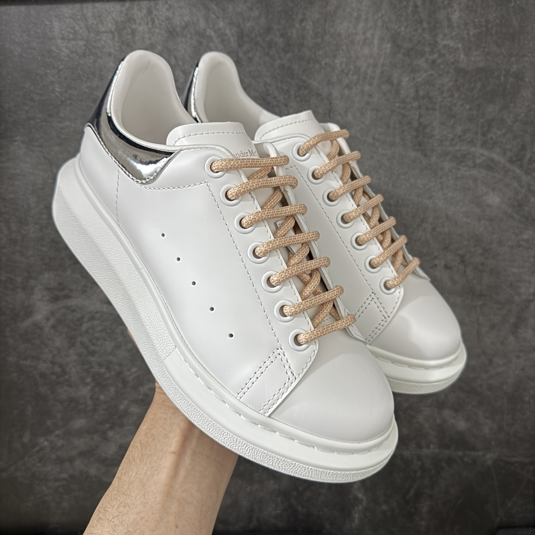 图片[11]-【HT纯原礼盒版】Alexander McQueen/亚历山大麦昆松糕鞋厚底增高小白鞋 香芋紫 全市场配色最齐(100+配色) 性价比最高 同价位品质无敌 进口丝绸亚光原版正品 水染羊皮内里 羊皮垫脚 回弹度到位 耐磨又舒适 鞋底厚4.5cm 全套原版包装 配件齐全 官方一致 凹凸定制正品原盒包装 右脚鞋舌嵌入防伪芯片装置 外盒鞋标官方二维码扫码+防伪芯片 尺码：35-45-选品中心