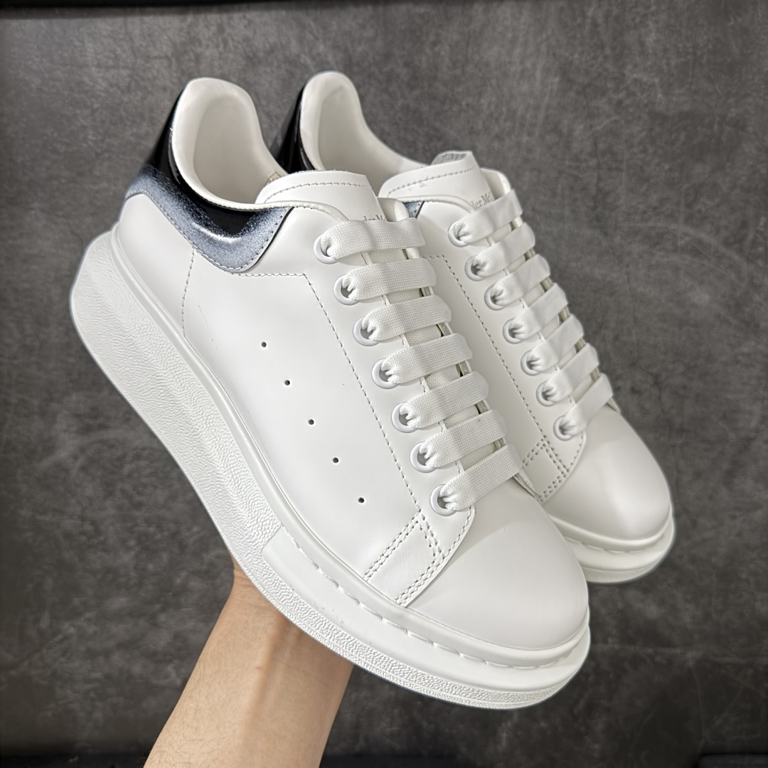 图片[9]-【HT纯原礼盒版】Alexander McQueen/亚历山大麦昆松糕鞋厚底增高小白鞋 香芋紫 全市场配色最齐(100+配色) 性价比最高 同价位品质无敌 进口丝绸亚光原版正品 水染羊皮内里 羊皮垫脚 回弹度到位 耐磨又舒适 鞋底厚4.5cm 全套原版包装 配件齐全 官方一致 凹凸定制正品原盒包装 右脚鞋舌嵌入防伪芯片装置 外盒鞋标官方二维码扫码+防伪芯片 尺码：35-45-选品中心