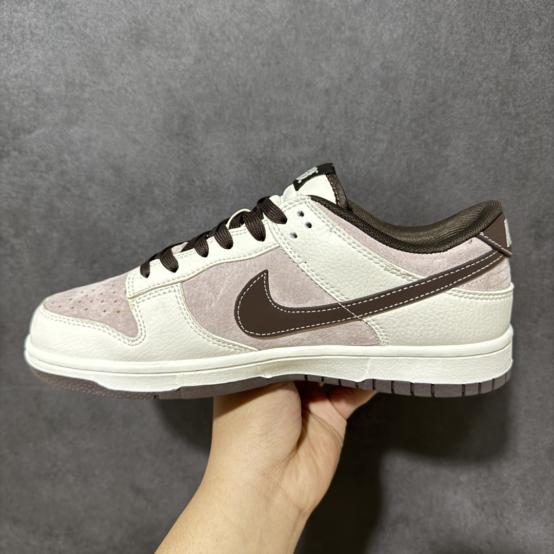 图片[2]-【定制版】Supreme x Nike Dunk SB Low Sup x 耐克 SB 低帮 马年限定 粉白棕 鞋身整体以粉色麂皮打造，搭配白色皮革框架覆盖层，使鞋款十分百搭，鞋身两侧Swoosh Logo采用棕色点缀，后跟装饰片使用棕色制作，鞋舌上以马上有钱字样呈现，鞋头处迷你Swoosh Logoj采用棕色妆点，勾子上带有绣标Supreme字样，彰显联名身份；最后以米白色中底搭配棕色橡胶外底完善整体设计收尾。 货号：XZ5899-118 尺码：36 36.5 37.5 38 38.5 39 40 40.5 41 42 42.5 43 44 44.5 45-选品中心