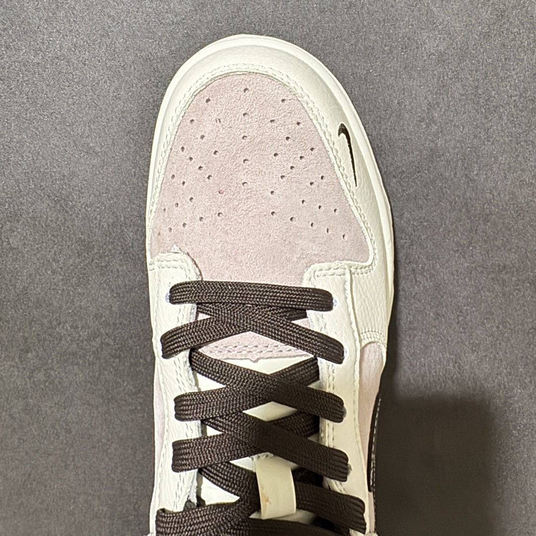 图片[5]-【定制版】Supreme x Nike Dunk SB Low Sup x 耐克 SB 低帮 马年限定 粉白棕 鞋身整体以粉色麂皮打造，搭配白色皮革框架覆盖层，使鞋款十分百搭，鞋身两侧Swoosh Logo采用棕色点缀，后跟装饰片使用棕色制作，鞋舌上以马上有钱字样呈现，鞋头处迷你Swoosh Logoj采用棕色妆点，勾子上带有绣标Supreme字样，彰显联名身份；最后以米白色中底搭配棕色橡胶外底完善整体设计收尾。 货号：XZ5899-118 尺码：36 36.5 37.5 38 38.5 39 40 40.5 41 42 42.5 43 44 44.5 45-选品中心
