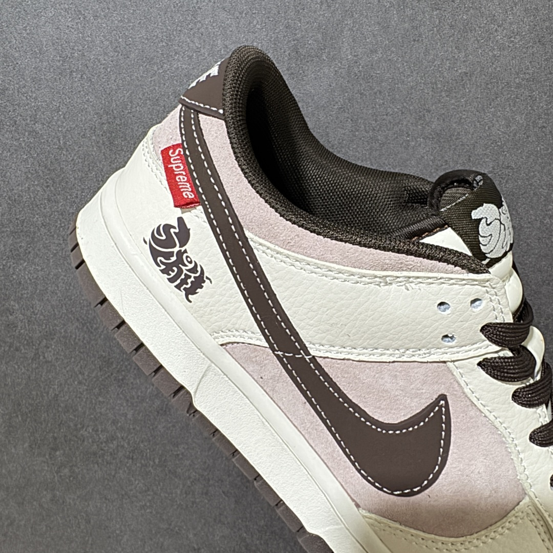 图片[8]-【定制版】Supreme x Nike Dunk SB Low Sup x 耐克 SB 低帮 马年限定 粉白棕 鞋身整体以粉色麂皮打造，搭配白色皮革框架覆盖层，使鞋款十分百搭，鞋身两侧Swoosh Logo采用棕色点缀，后跟装饰片使用棕色制作，鞋舌上以马上有钱字样呈现，鞋头处迷你Swoosh Logoj采用棕色妆点，勾子上带有绣标Supreme字样，彰显联名身份；最后以米白色中底搭配棕色橡胶外底完善整体设计收尾。 货号：XZ5899-118 尺码：36 36.5 37.5 38 38.5 39 40 40.5 41 42 42.5 43 44 44.5 45-选品中心