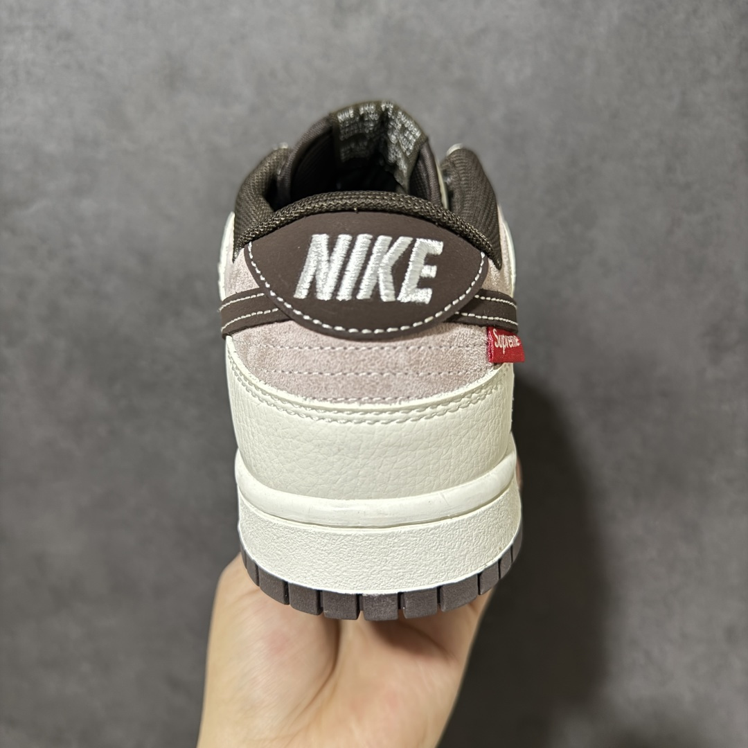 图片[4]-【定制版】Supreme x Nike Dunk SB Low Sup x 耐克 SB 低帮 马年限定 粉白棕 鞋身整体以粉色麂皮打造，搭配白色皮革框架覆盖层，使鞋款十分百搭，鞋身两侧Swoosh Logo采用棕色点缀，后跟装饰片使用棕色制作，鞋舌上以马上有钱字样呈现，鞋头处迷你Swoosh Logoj采用棕色妆点，勾子上带有绣标Supreme字样，彰显联名身份；最后以米白色中底搭配棕色橡胶外底完善整体设计收尾。 货号：XZ5899-118 尺码：36 36.5 37.5 38 38.5 39 40 40.5 41 42 42.5 43 44 44.5 45-选品中心