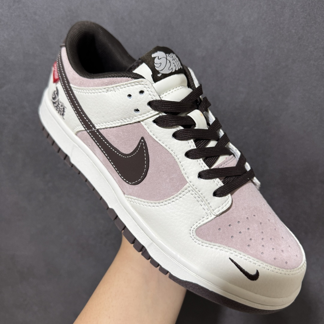 图片[3]-【定制版】Supreme x Nike Dunk SB Low Sup x 耐克 SB 低帮 马年限定 粉白棕 鞋身整体以粉色麂皮打造，搭配白色皮革框架覆盖层，使鞋款十分百搭，鞋身两侧Swoosh Logo采用棕色点缀，后跟装饰片使用棕色制作，鞋舌上以马上有钱字样呈现，鞋头处迷你Swoosh Logoj采用棕色妆点，勾子上带有绣标Supreme字样，彰显联名身份；最后以米白色中底搭配棕色橡胶外底完善整体设计收尾。 货号：XZ5899-118 尺码：36 36.5 37.5 38 38.5 39 40 40.5 41 42 42.5 43 44 44.5 45-选品中心