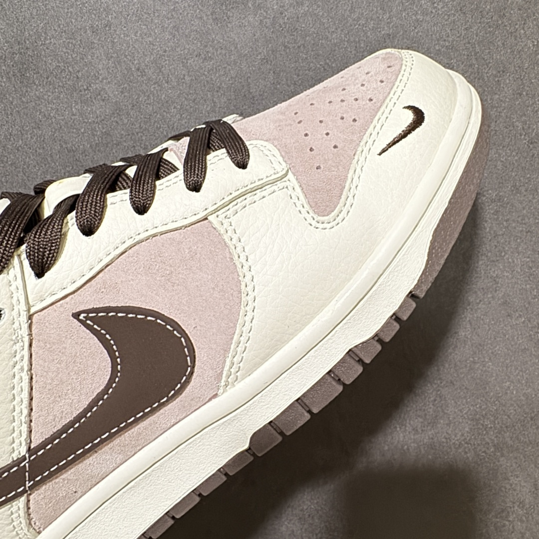 图片[7]-【定制版】Supreme x Nike Dunk SB Low Sup x 耐克 SB 低帮 马年限定 粉白棕 鞋身整体以粉色麂皮打造，搭配白色皮革框架覆盖层，使鞋款十分百搭，鞋身两侧Swoosh Logo采用棕色点缀，后跟装饰片使用棕色制作，鞋舌上以马上有钱字样呈现，鞋头处迷你Swoosh Logoj采用棕色妆点，勾子上带有绣标Supreme字样，彰显联名身份；最后以米白色中底搭配棕色橡胶外底完善整体设计收尾。 货号：XZ5899-118 尺码：36 36.5 37.5 38 38.5 39 40 40.5 41 42 42.5 43 44 44.5 45-选品中心