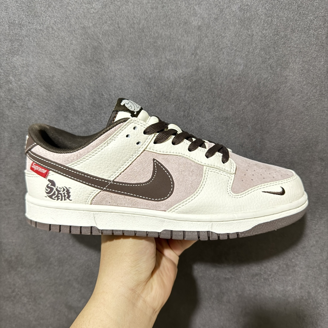 【定制版】Supreme x Nike Dunk SB Low Sup x 耐克 SB 低帮 马年限定 粉白棕 鞋身整体以粉色麂皮打造，搭配白色皮革框架覆盖层，使鞋款十分百搭，鞋身两侧Swoosh Logo采用棕色点缀，后跟装饰片使用棕色制作，鞋舌上以马上有钱字样呈现，鞋头处迷你Swoosh Logoj采用棕色妆点，勾子上带有绣标Supreme字样，彰显联名身份；最后以米白色中底搭配棕色橡胶外底完善整体设计收尾。 货号：XZ5899-118 尺码：36 36.5 37.5 38 38.5 39 40 40.5 41 42 42.5 43 44 44.5 45-选品中心