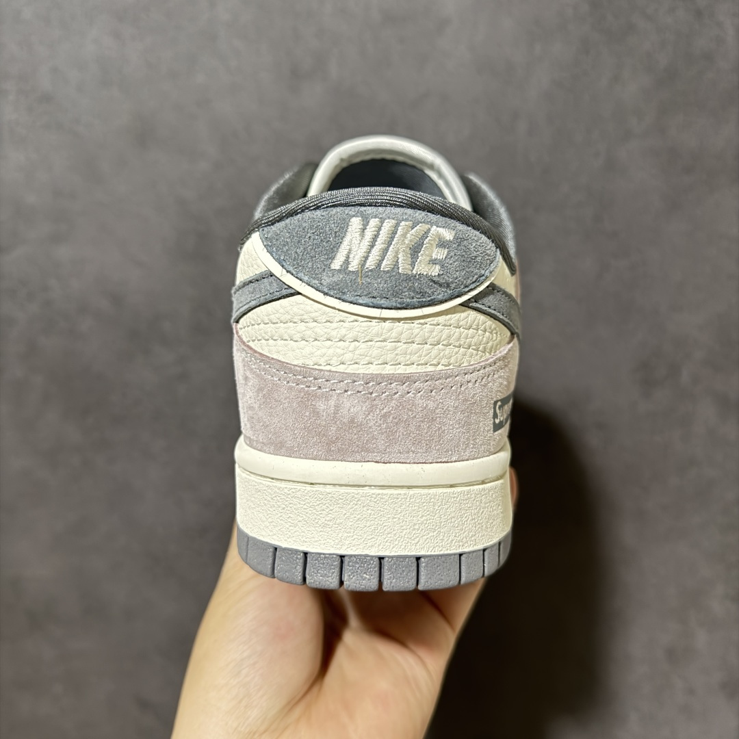 图片[4]-【定制版】Supreme x Nike Dunk SB Low Sup x 耐克 SB 低帮 灰白色 鞋身整体以米白色皮革打造，搭配灰色麂皮框架覆盖层，使鞋款十分百搭，鞋身两侧Swoosh Logo采用深灰点缀，后跟装饰片辅以深灰制作，鞋舌上以Supreme字样呈现，鞋头处迷你Swoosh Logoj采用灰色刺绣点缀，后跟印有Supreme字样，彰显联名身份；最后以米白色中底搭配灰色橡胶外底完善整体设计收尾。 货号：DN3168-017 尺码：36 36.5 37.5 38 38.5 39 40 40.5 41 42 42.5 43 44 44.5 45-选品中心