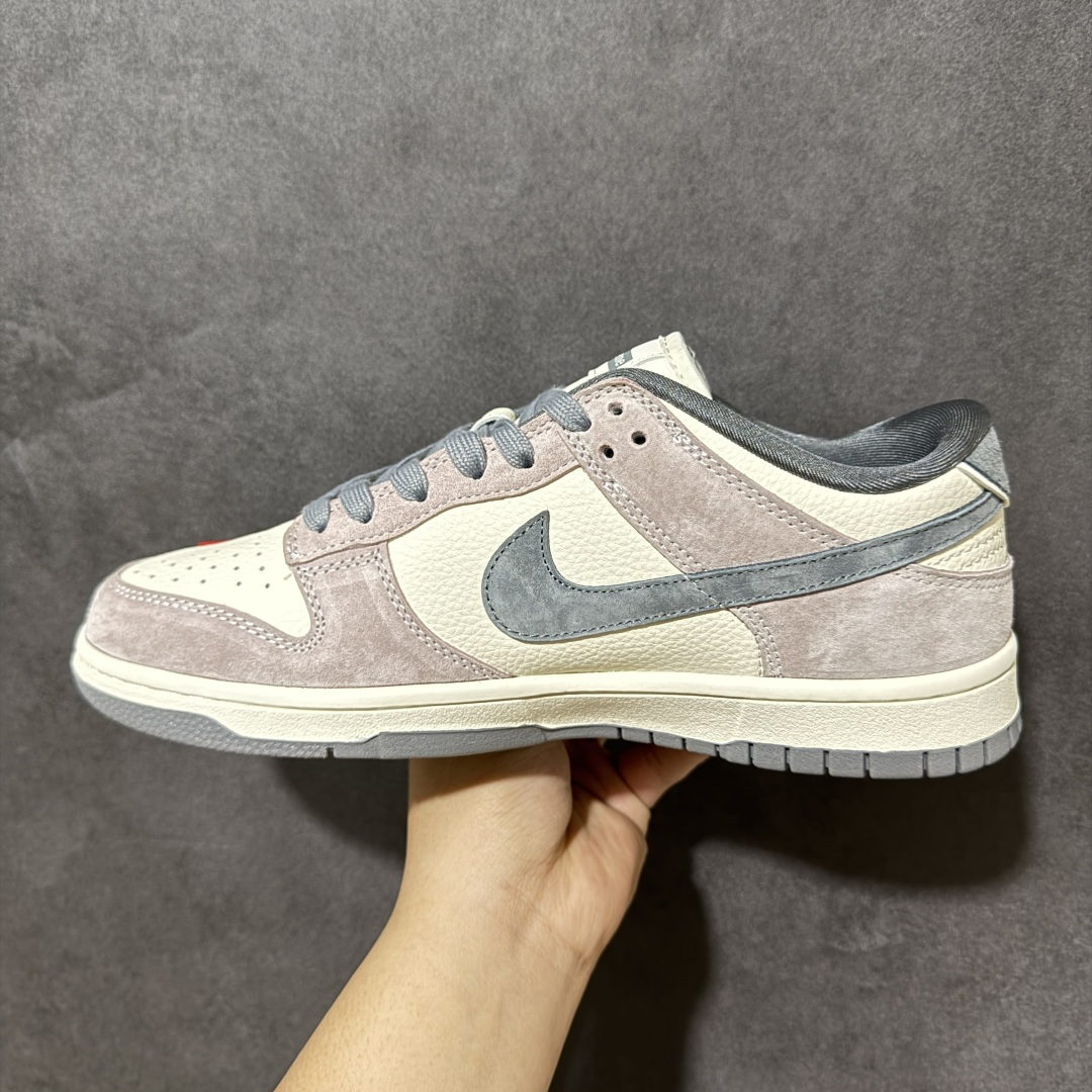 图片[2]-【定制版】Supreme x Nike Dunk SB Low Sup x 耐克 SB 低帮 灰白色 鞋身整体以米白色皮革打造，搭配灰色麂皮框架覆盖层，使鞋款十分百搭，鞋身两侧Swoosh Logo采用深灰点缀，后跟装饰片辅以深灰制作，鞋舌上以Supreme字样呈现，鞋头处迷你Swoosh Logoj采用灰色刺绣点缀，后跟印有Supreme字样，彰显联名身份；最后以米白色中底搭配灰色橡胶外底完善整体设计收尾。 货号：DN3168-017 尺码：36 36.5 37.5 38 38.5 39 40 40.5 41 42 42.5 43 44 44.5 45-选品中心