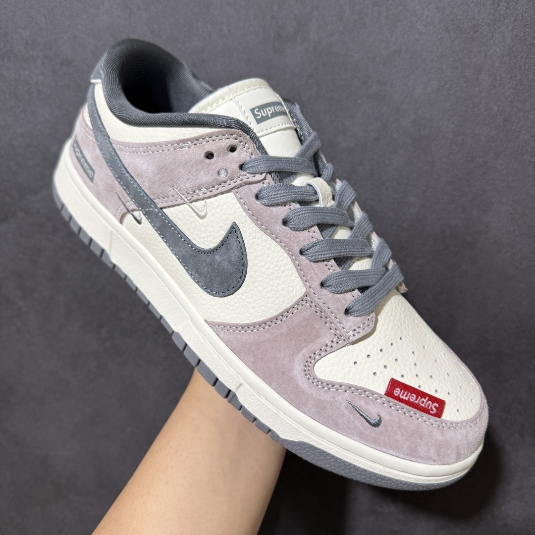 图片[3]-【定制版】Supreme x Nike Dunk SB Low Sup x 耐克 SB 低帮 灰白色 鞋身整体以米白色皮革打造，搭配灰色麂皮框架覆盖层，使鞋款十分百搭，鞋身两侧Swoosh Logo采用深灰点缀，后跟装饰片辅以深灰制作，鞋舌上以Supreme字样呈现，鞋头处迷你Swoosh Logoj采用灰色刺绣点缀，后跟印有Supreme字样，彰显联名身份；最后以米白色中底搭配灰色橡胶外底完善整体设计收尾。 货号：DN3168-017 尺码：36 36.5 37.5 38 38.5 39 40 40.5 41 42 42.5 43 44 44.5 45-选品中心