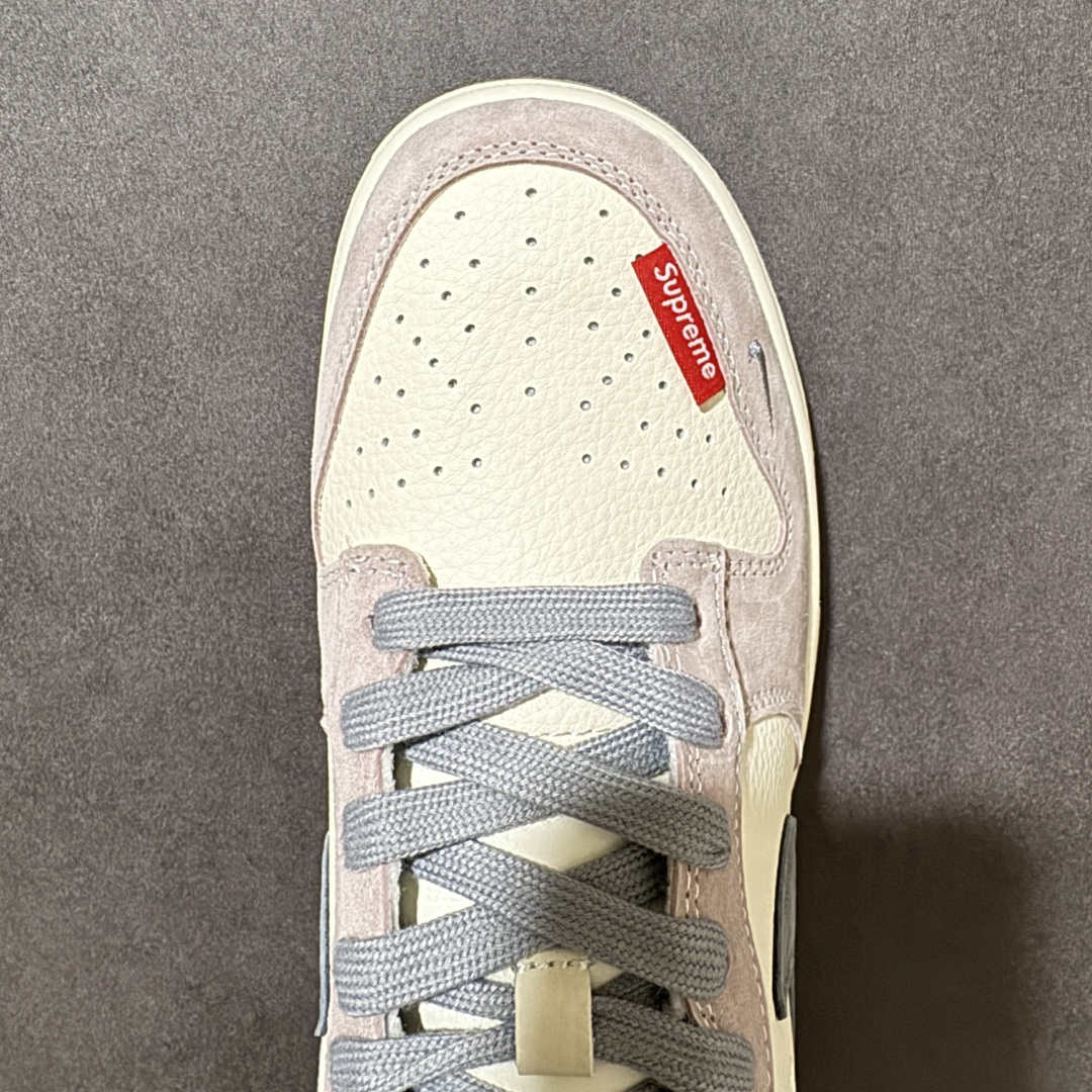 图片[5]-【定制版】Supreme x Nike Dunk SB Low Sup x 耐克 SB 低帮 灰白色 鞋身整体以米白色皮革打造，搭配灰色麂皮框架覆盖层，使鞋款十分百搭，鞋身两侧Swoosh Logo采用深灰点缀，后跟装饰片辅以深灰制作，鞋舌上以Supreme字样呈现，鞋头处迷你Swoosh Logoj采用灰色刺绣点缀，后跟印有Supreme字样，彰显联名身份；最后以米白色中底搭配灰色橡胶外底完善整体设计收尾。 货号：DN3168-017 尺码：36 36.5 37.5 38 38.5 39 40 40.5 41 42 42.5 43 44 44.5 45-选品中心