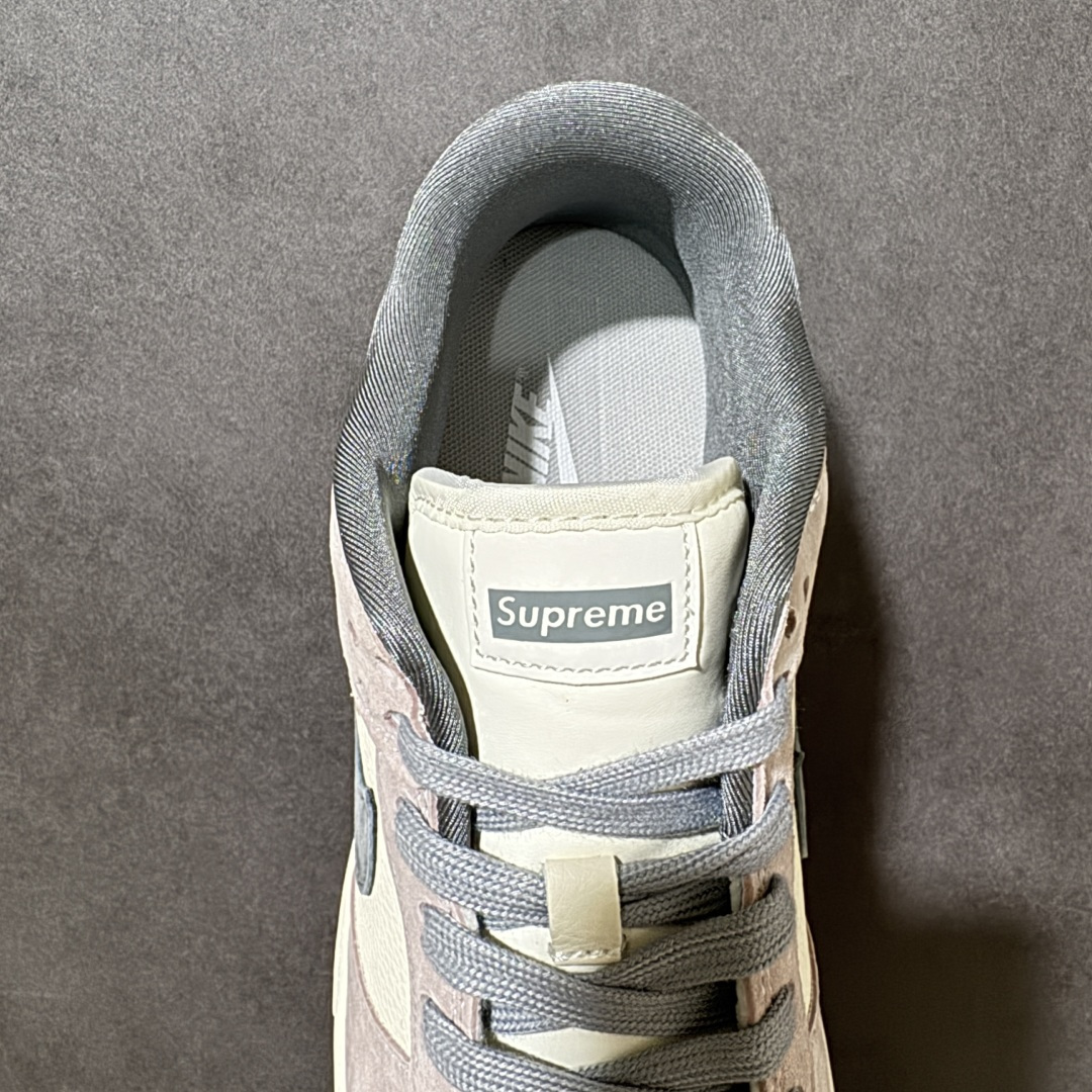 图片[6]-【定制版】Supreme x Nike Dunk SB Low Sup x 耐克 SB 低帮 灰白色 鞋身整体以米白色皮革打造，搭配灰色麂皮框架覆盖层，使鞋款十分百搭，鞋身两侧Swoosh Logo采用深灰点缀，后跟装饰片辅以深灰制作，鞋舌上以Supreme字样呈现，鞋头处迷你Swoosh Logoj采用灰色刺绣点缀，后跟印有Supreme字样，彰显联名身份；最后以米白色中底搭配灰色橡胶外底完善整体设计收尾。 货号：DN3168-017 尺码：36 36.5 37.5 38 38.5 39 40 40.5 41 42 42.5 43 44 44.5 45-选品中心