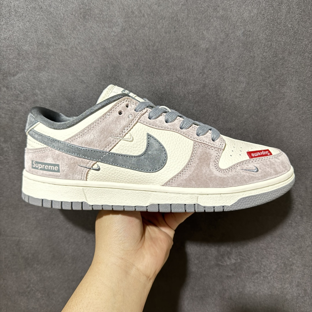 【定制版】Supreme x Nike Dunk SB Low Sup x 耐克 SB 低帮 灰白色 鞋身整体以米白色皮革打造，搭配灰色麂皮框架覆盖层，使鞋款十分百搭，鞋身两侧Swoosh Logo采用深灰点缀，后跟装饰片辅以深灰制作，鞋舌上以Supreme字样呈现，鞋头处迷你Swoosh Logoj采用灰色刺绣点缀，后跟印有Supreme字样，彰显联名身份；最后以米白色中底搭配灰色橡胶外底完善整体设计收尾。 货号：DN3168-017 尺码：36 36.5 37.5 38 38.5 39 40 40.5 41 42 42.5 43 44 44.5 45-选品中心