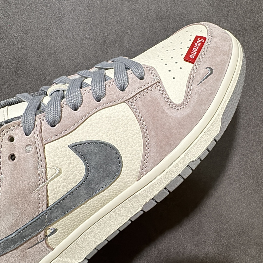 图片[7]-【定制版】Supreme x Nike Dunk SB Low Sup x 耐克 SB 低帮 灰白色 鞋身整体以米白色皮革打造，搭配灰色麂皮框架覆盖层，使鞋款十分百搭，鞋身两侧Swoosh Logo采用深灰点缀，后跟装饰片辅以深灰制作，鞋舌上以Supreme字样呈现，鞋头处迷你Swoosh Logoj采用灰色刺绣点缀，后跟印有Supreme字样，彰显联名身份；最后以米白色中底搭配灰色橡胶外底完善整体设计收尾。 货号：DN3168-017 尺码：36 36.5 37.5 38 38.5 39 40 40.5 41 42 42.5 43 44 44.5 45-选品中心