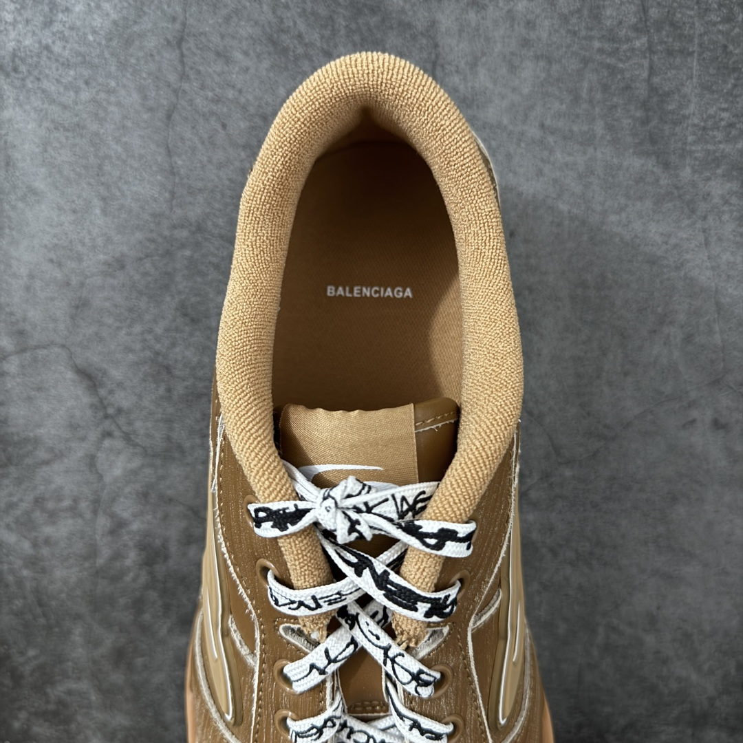 图片[8]-【XA纯原版】Balenciaga Hamptons Worn-Out 巴黎世家十八18代 涤纶（聚酯纤维）牛皮革 圆头系带 低帮 生活休闲鞋板鞋 全套原纸板楦头开发 最原汁原味的灵魂版型 全鞋荧光划线卡点 胶水把控整洁度追求极致完美 每一双都是工艺品 多重QC质检 超越公司货的品控标准 实实在在的免检产品 原盒原配 正确字体电绣 粗细、位置、大小正确 侧边TPU 透气孔匹配意产原版 正确分离大底 TPU软底 原版一致大底LOGO 立体感十足 原厂皮料水洗做旧 采购原厂网纱 偏大一码 尺码：35 36 37 38 39 40 41 42 43 44 45 46-选品中心