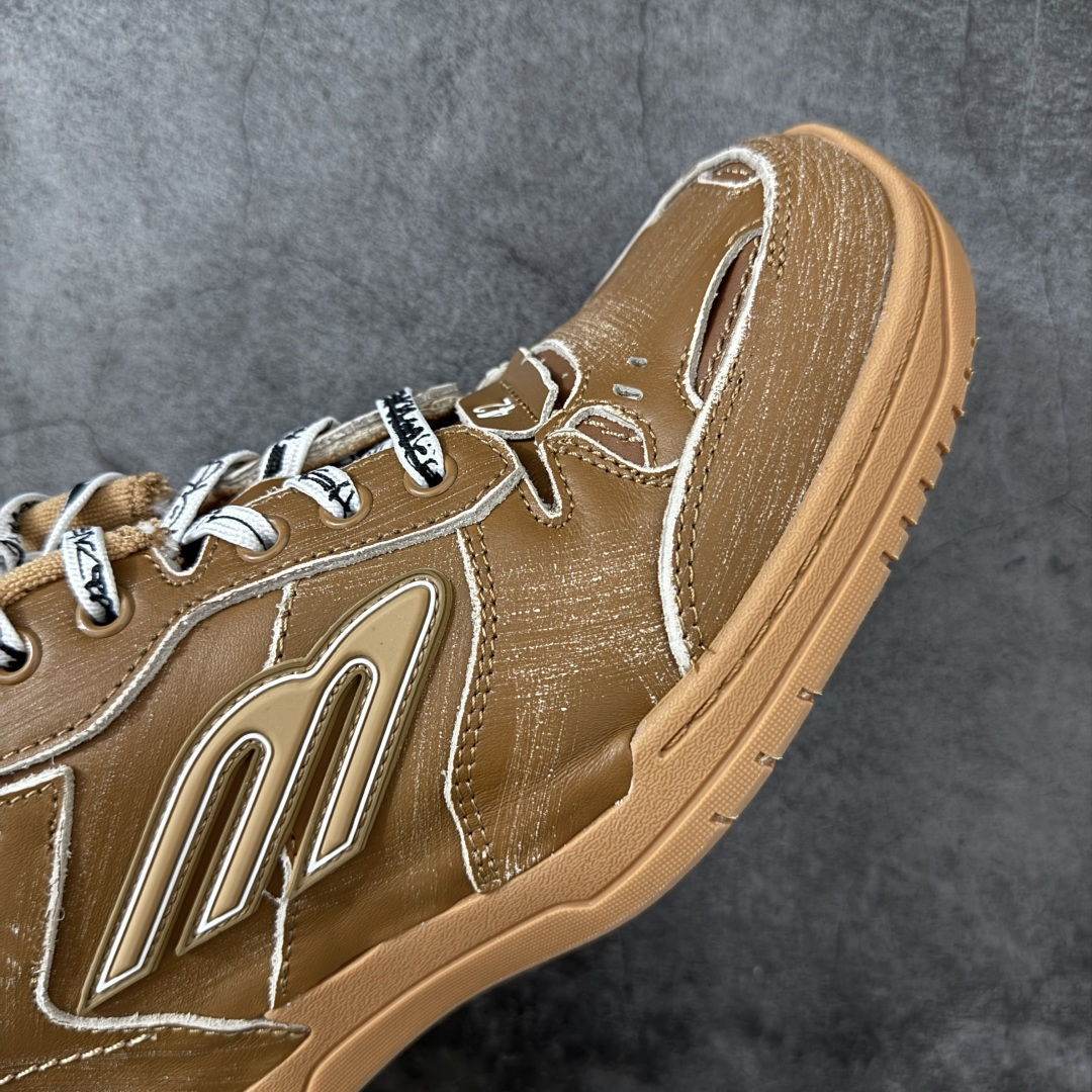 图片[6]-【XA纯原版】Balenciaga Hamptons Worn-Out 巴黎世家十八18代 涤纶（聚酯纤维）牛皮革 圆头系带 低帮 生活休闲鞋板鞋 全套原纸板楦头开发 最原汁原味的灵魂版型 全鞋荧光划线卡点 胶水把控整洁度追求极致完美 每一双都是工艺品 多重QC质检 超越公司货的品控标准 实实在在的免检产品 原盒原配 正确字体电绣 粗细、位置、大小正确 侧边TPU 透气孔匹配意产原版 正确分离大底 TPU软底 原版一致大底LOGO 立体感十足 原厂皮料水洗做旧 采购原厂网纱 偏大一码 尺码：35 36 37 38 39 40 41 42 43 44 45 46-选品中心