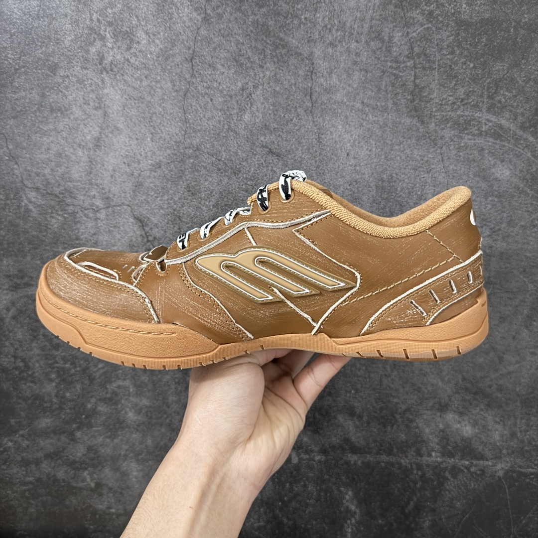 图片[2]-【XA纯原版】Balenciaga Hamptons Worn-Out 巴黎世家十八18代 涤纶（聚酯纤维）牛皮革 圆头系带 低帮 生活休闲鞋板鞋 全套原纸板楦头开发 最原汁原味的灵魂版型 全鞋荧光划线卡点 胶水把控整洁度追求极致完美 每一双都是工艺品 多重QC质检 超越公司货的品控标准 实实在在的免检产品 原盒原配 正确字体电绣 粗细、位置、大小正确 侧边TPU 透气孔匹配意产原版 正确分离大底 TPU软底 原版一致大底LOGO 立体感十足 原厂皮料水洗做旧 采购原厂网纱 偏大一码 尺码：35 36 37 38 39 40 41 42 43 44 45 46-选品中心