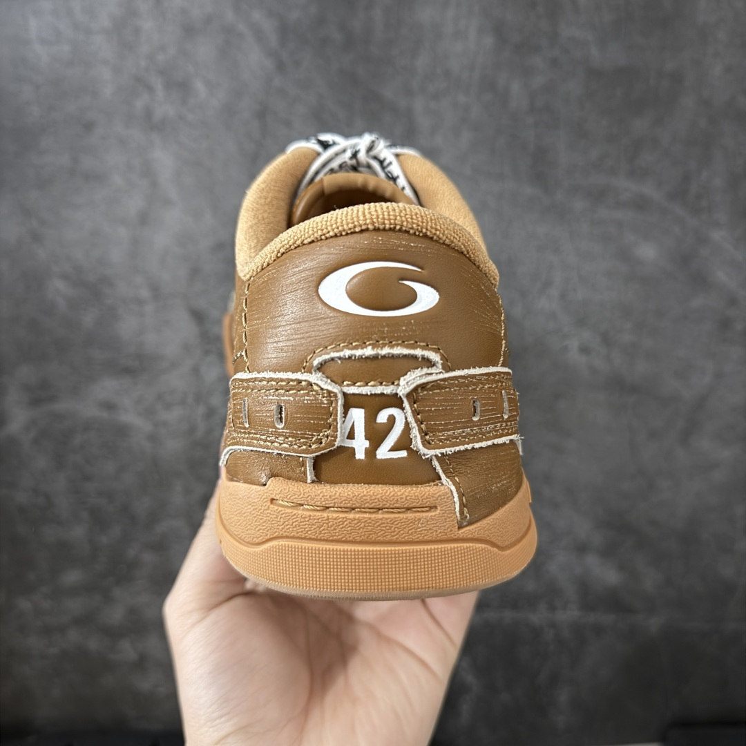 图片[4]-【XA纯原版】Balenciaga Hamptons Worn-Out 巴黎世家十八18代 涤纶（聚酯纤维）牛皮革 圆头系带 低帮 生活休闲鞋板鞋 全套原纸板楦头开发 最原汁原味的灵魂版型 全鞋荧光划线卡点 胶水把控整洁度追求极致完美 每一双都是工艺品 多重QC质检 超越公司货的品控标准 实实在在的免检产品 原盒原配 正确字体电绣 粗细、位置、大小正确 侧边TPU 透气孔匹配意产原版 正确分离大底 TPU软底 原版一致大底LOGO 立体感十足 原厂皮料水洗做旧 采购原厂网纱 偏大一码 尺码：35 36 37 38 39 40 41 42 43 44 45 46-选品中心