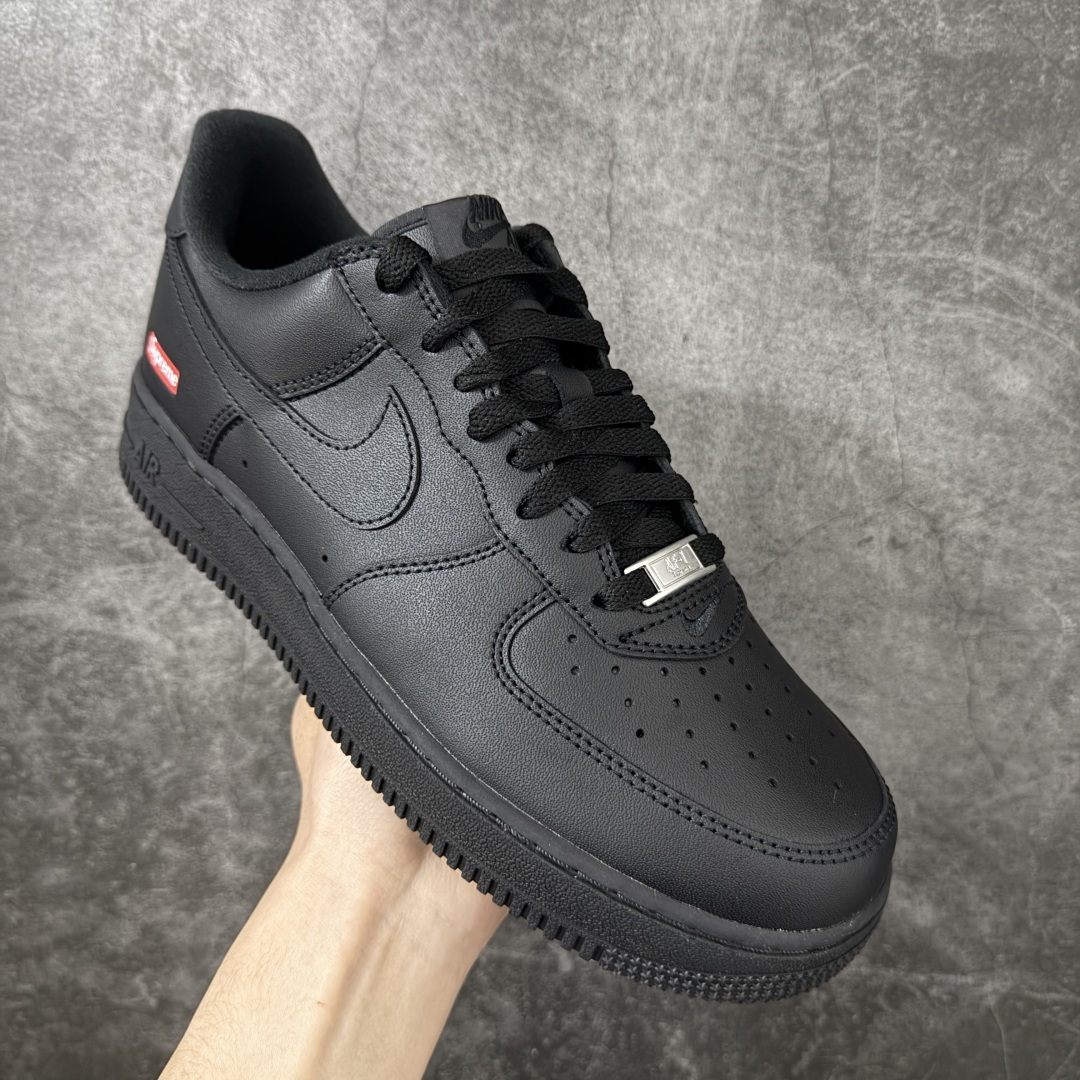 图片[3]-【GX2.0版本】Supreme x NK Air Force 1 Low \’07 空军一号低帮经典板鞋 联名黑色 CU9225-001 经典老鞋 完美复刻 不规则波浪大底咬花 全鞋电脑针车 工整有序 视觉效果满分 原厂拉帮手法 标准四线 密度针距针孔大小控制到位 原装反口里网布海绵 正确卡色网眼大小 新版鞋撑改用纸团代替 原厂港宝加持完美还原灵魂版型 原盒原配从里到外百分百还原 原厂全头层原厂皮料 原标原盒 内置Sole气垫 中底白色背胶 中底划线 已经无限的接近公司 原厂楦头 原厂刺绣 后跟弧度修正 独家私模最大开发到48.5 尺码：35.5 36 37.5 38 38.5 39 40 40.5 41 42 42.5 43 44 44.5 45 46 47.5 48.5-选品中心